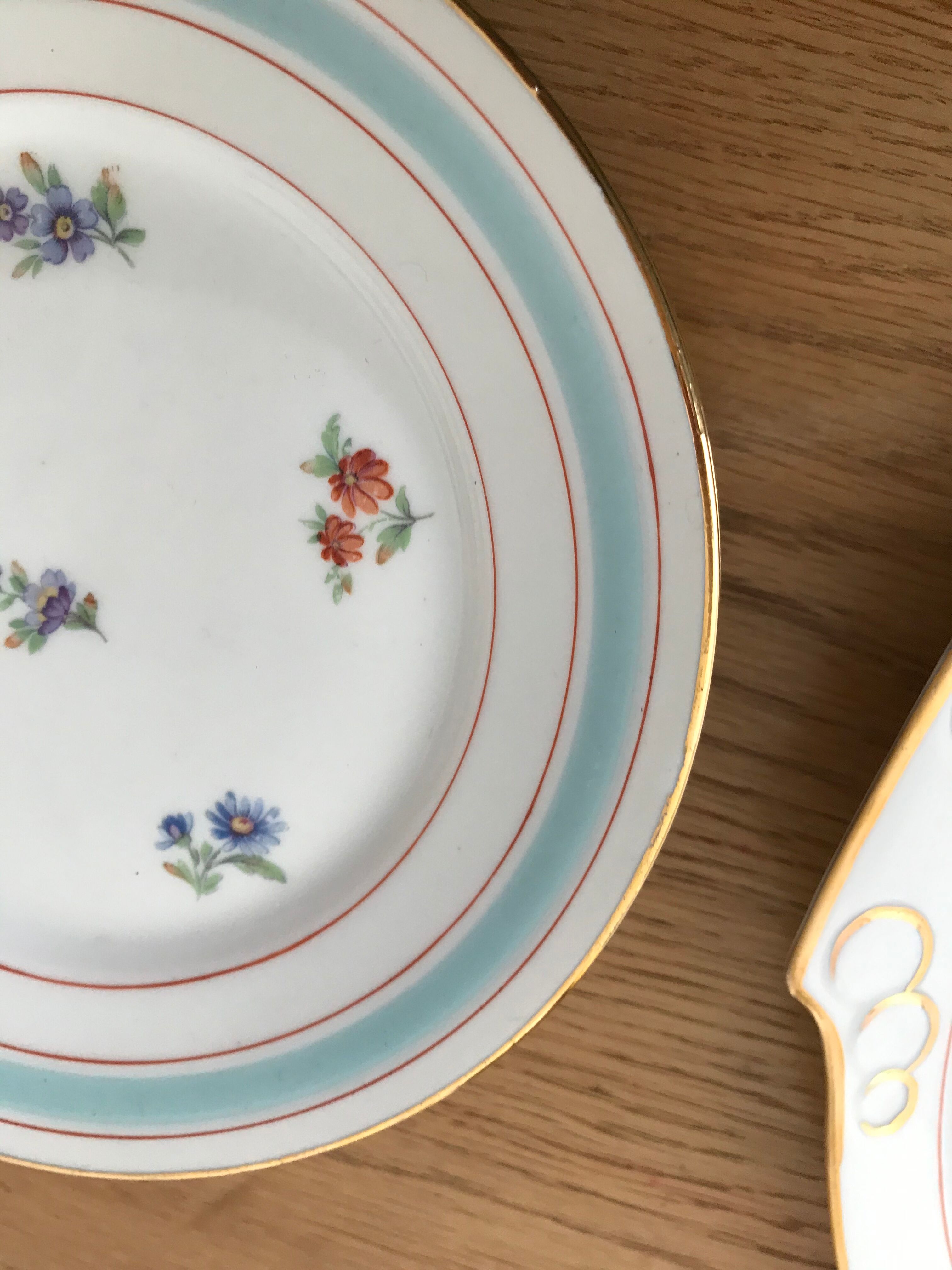 Service plates with dessert decoration flowers