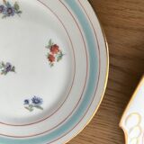 Service plates with dessert decoration flowers