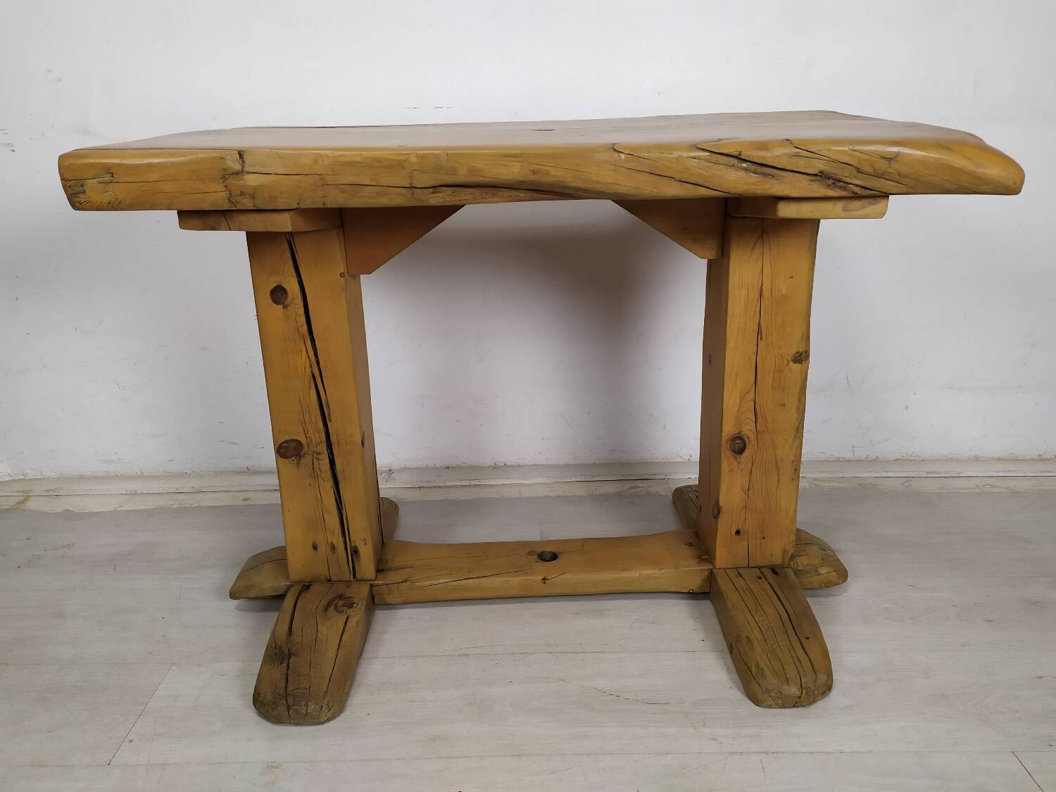 Table extérieur brutaliste