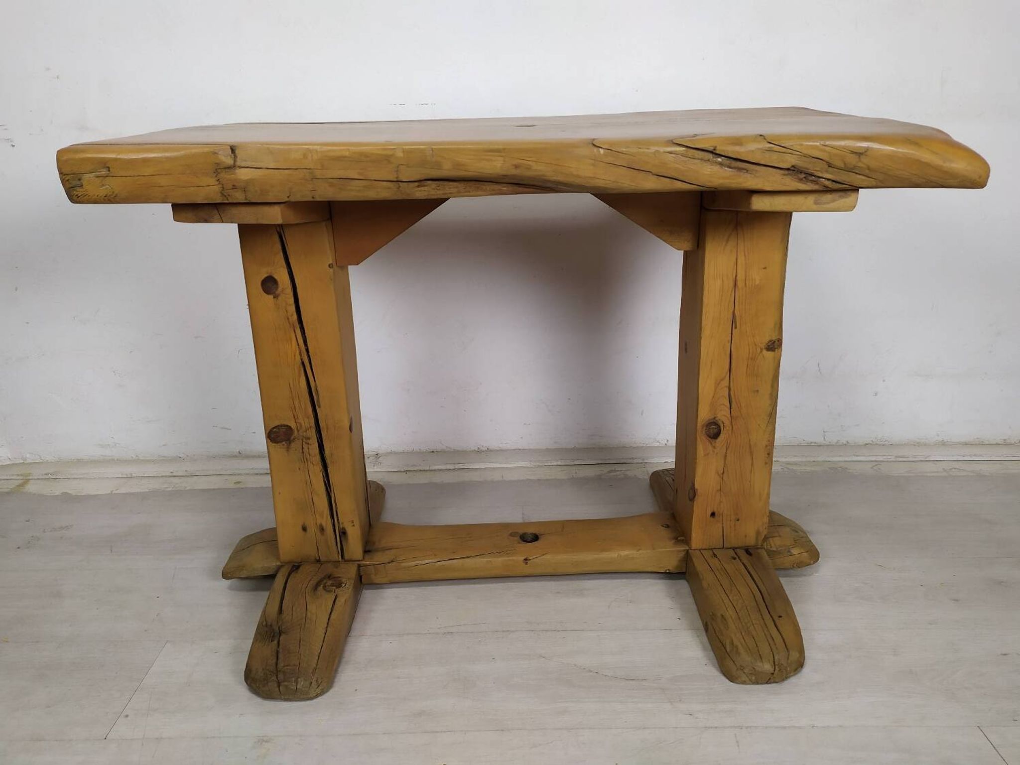 Table extérieur brutaliste