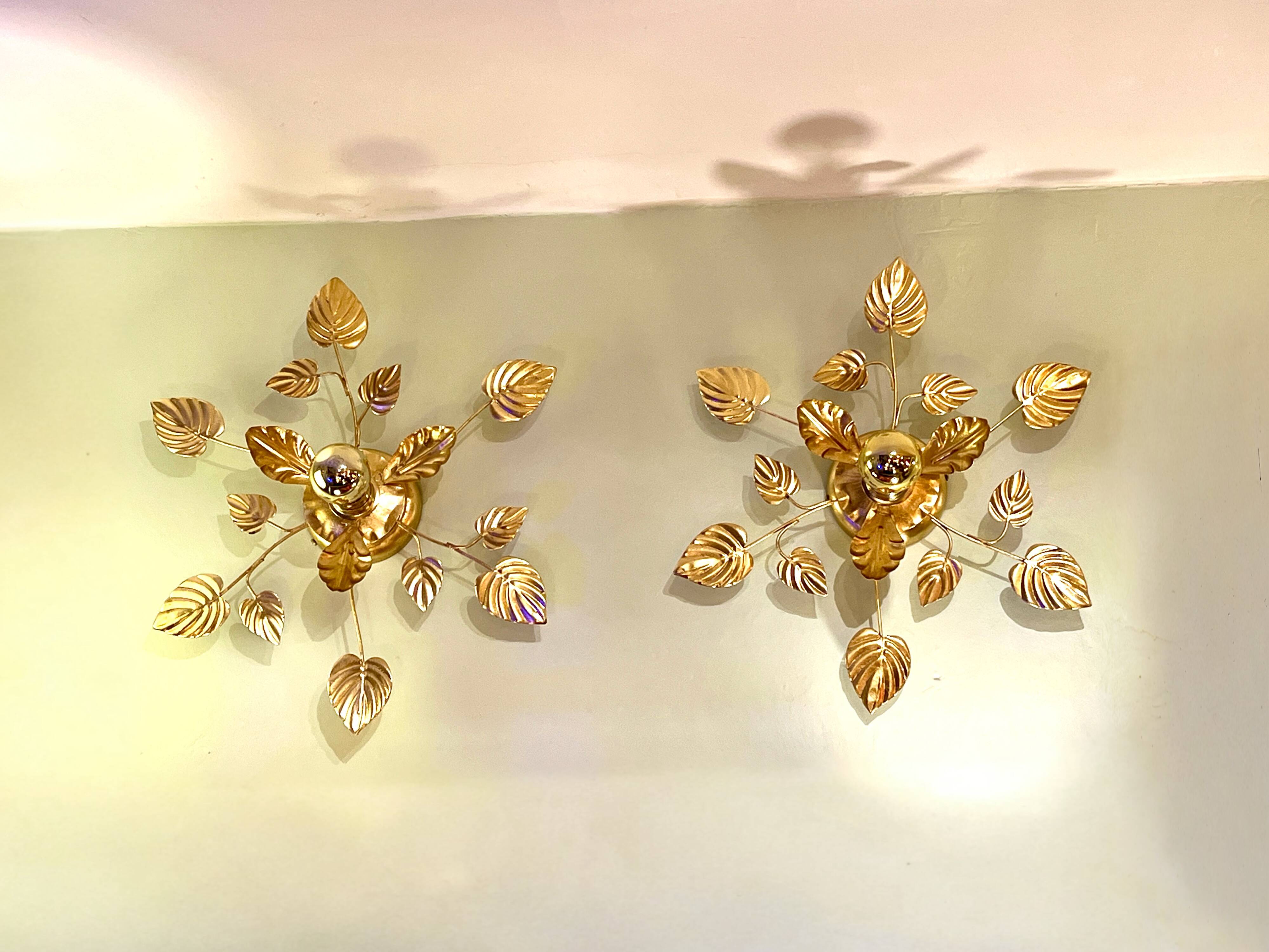 Gold leaf metal flower wall sconce 1970s 1980s Hollywood Regency Masca leaf