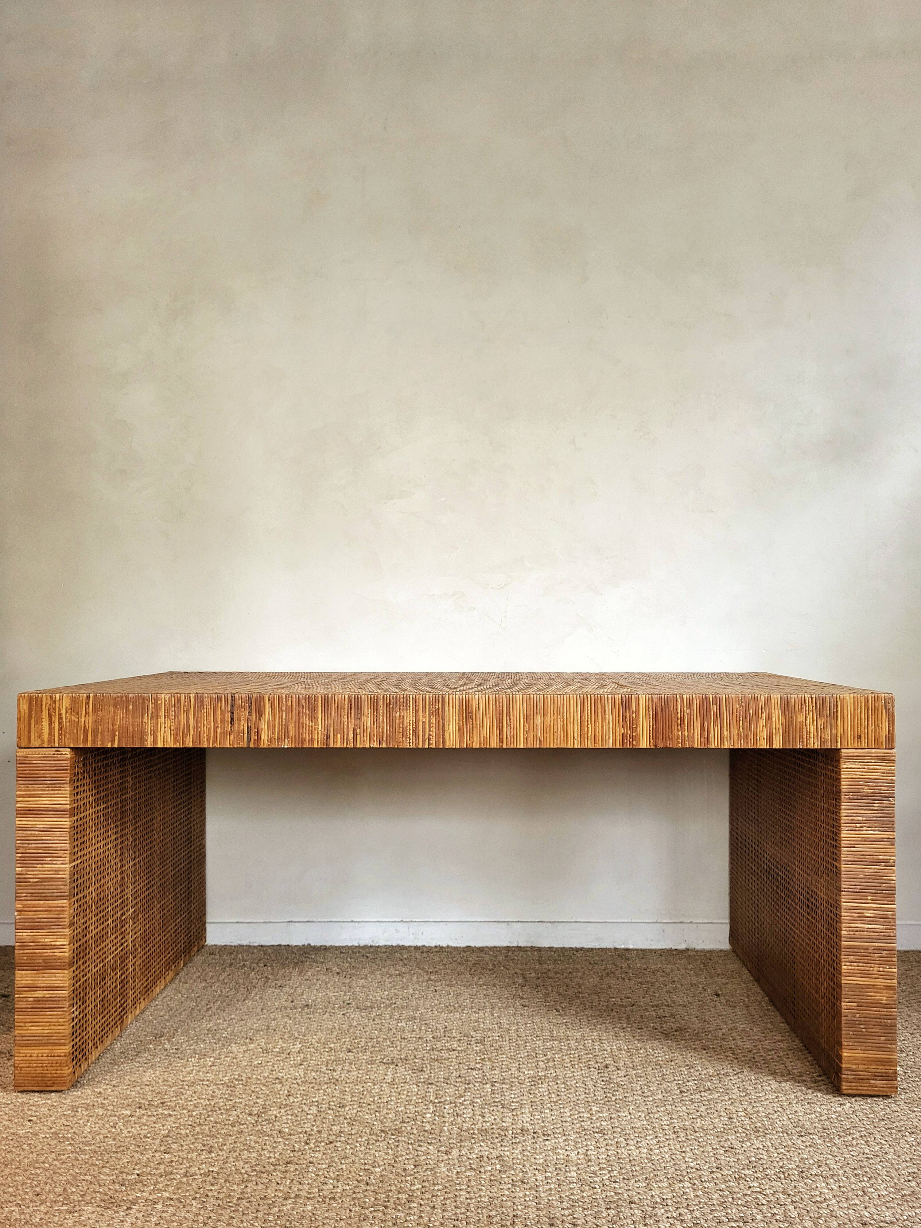 Table ou bureau en tressage d'osier