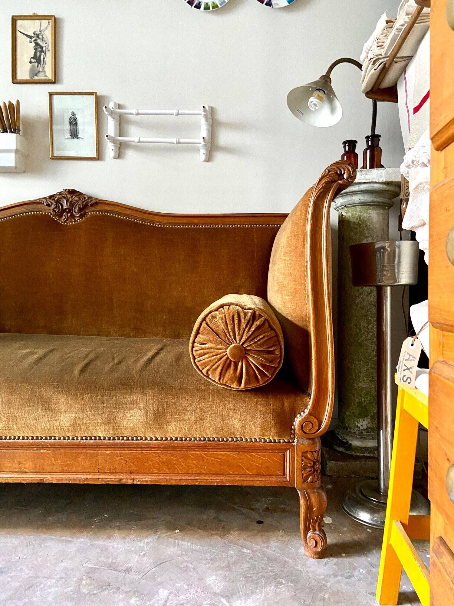Bench, roller daybed in chiseled wood and ocher velvet, mid-19th century