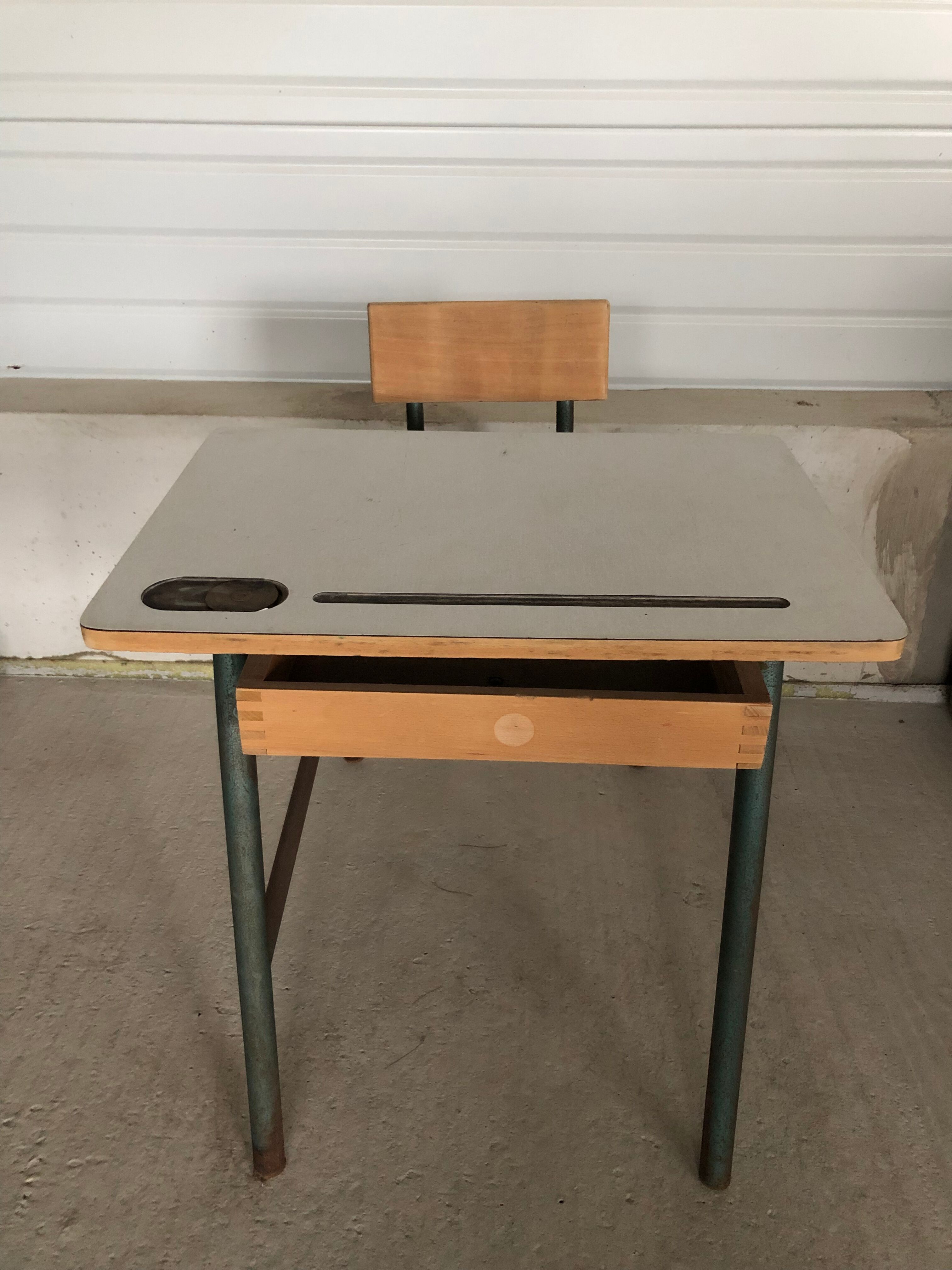 Bureau d’écolier ancien pour enfant en formica