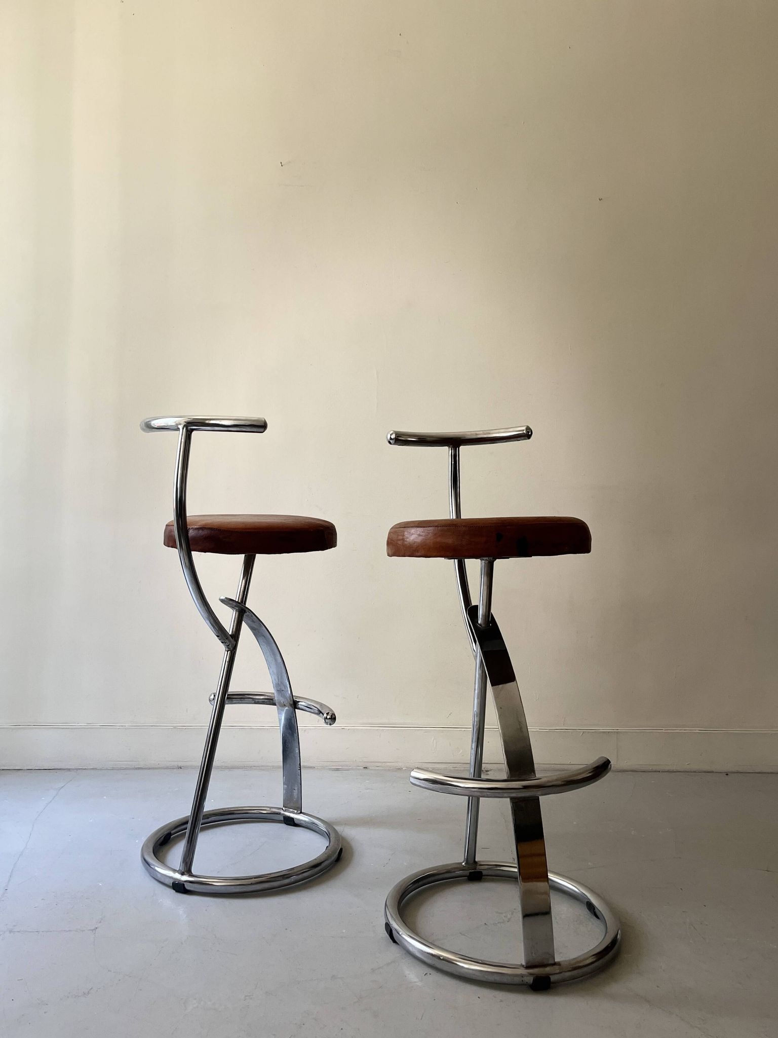 Bar stools in tubular chrome and tan leather, 1970s