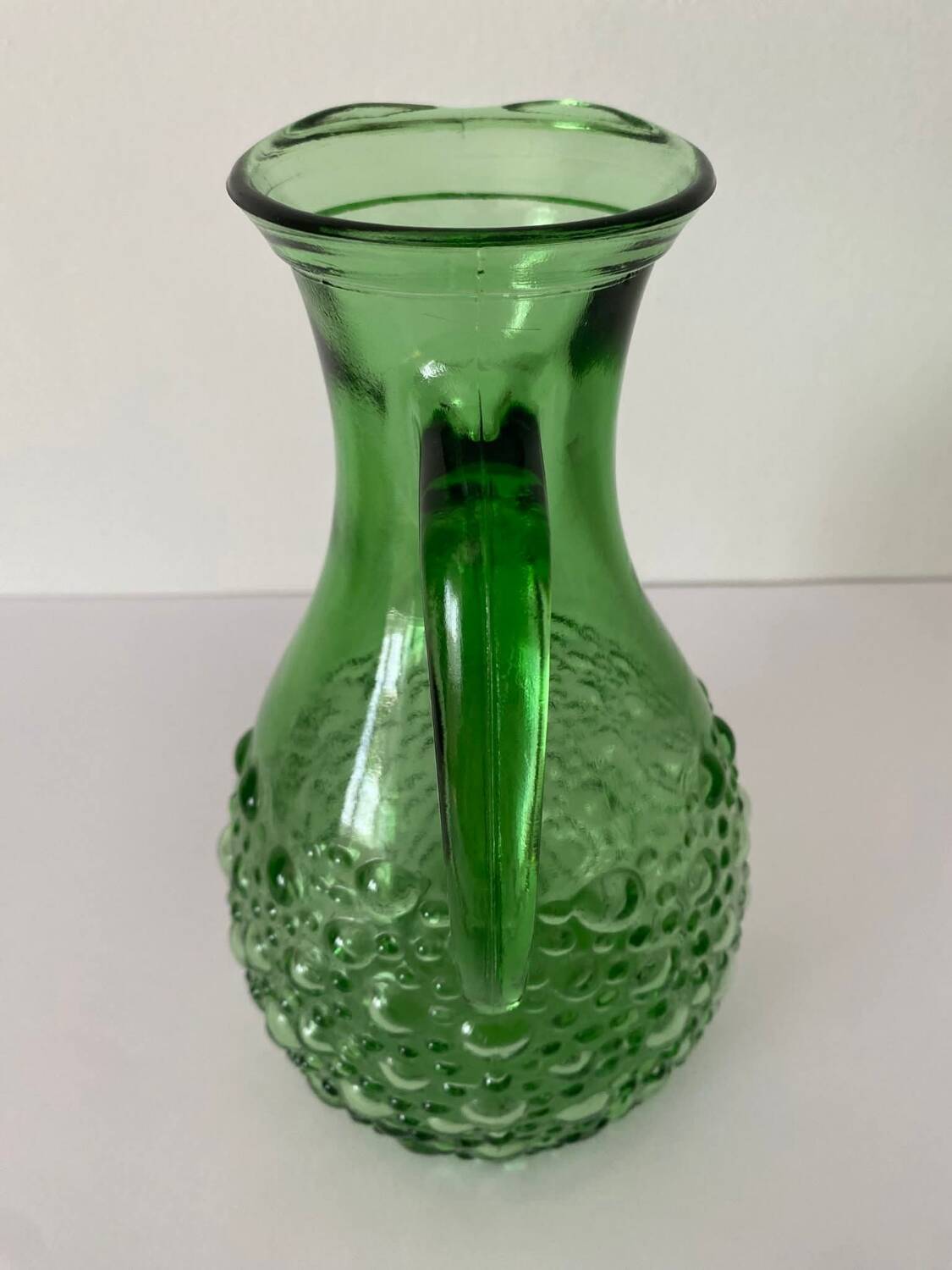 Pichet en verre vert décoré de bulles