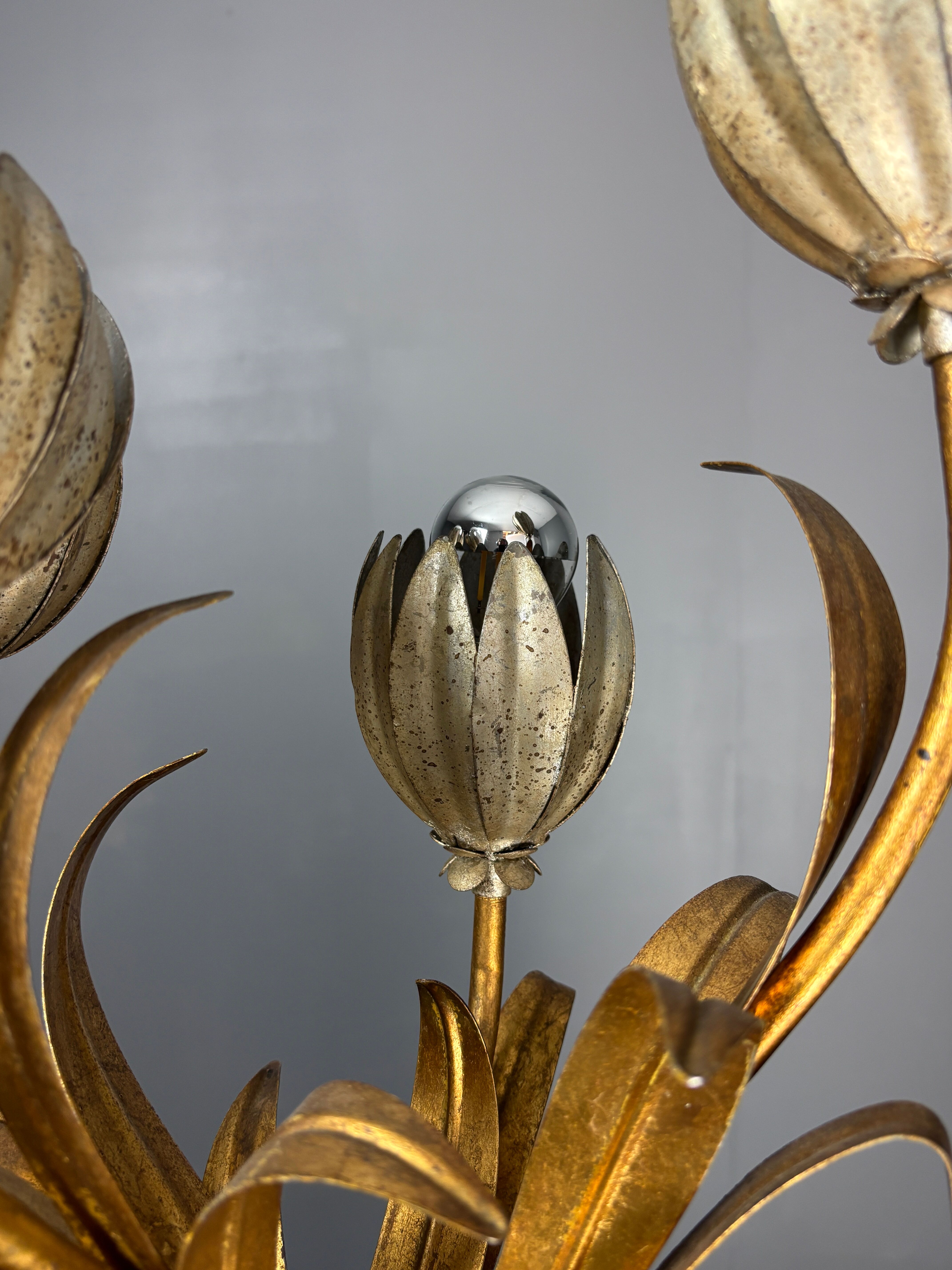 Midcentury Hollywood Regency Florentine gilt metal flower table lamp, 60s.