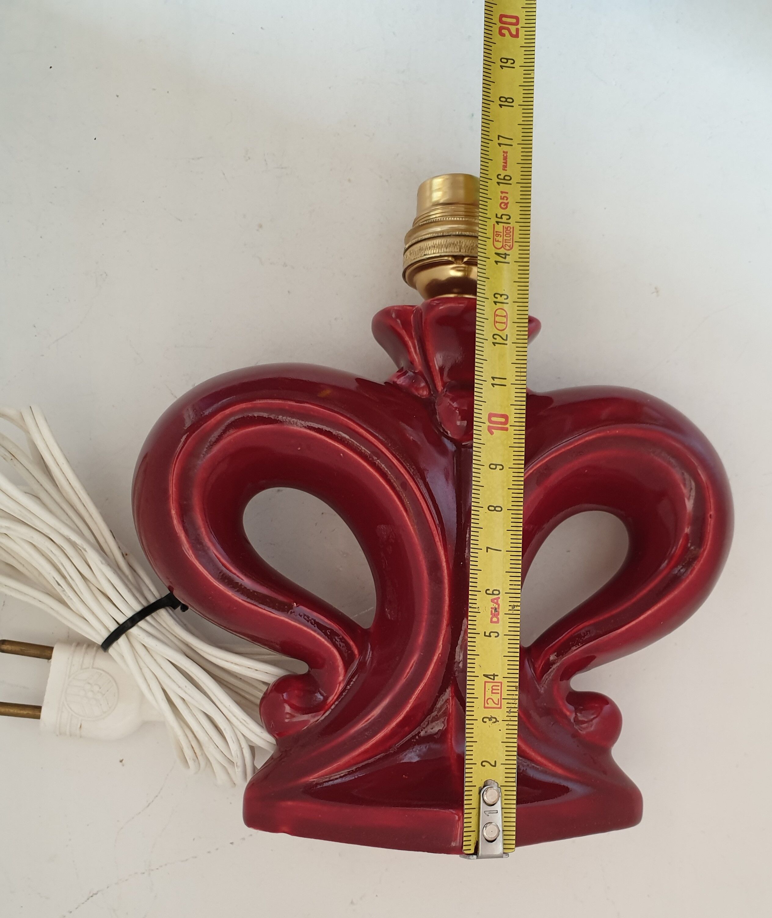 Stylized ceramic décor lamp foot