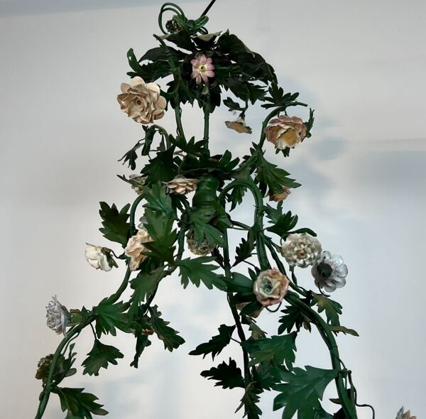 Lustre corbeille en feuillage de métal laqué vert et fleurs de porcelaine de Meissen de style Louis XVI