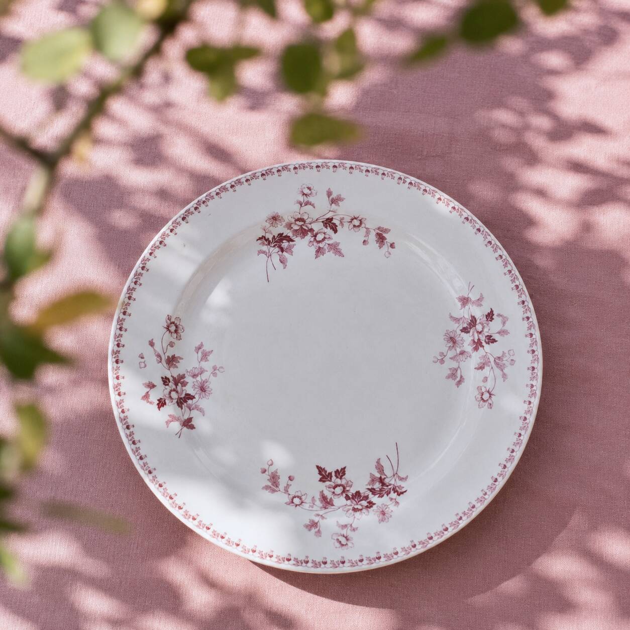 Round plate from the 19th century, pink ironstone, signed Maestricht "Toulouse"