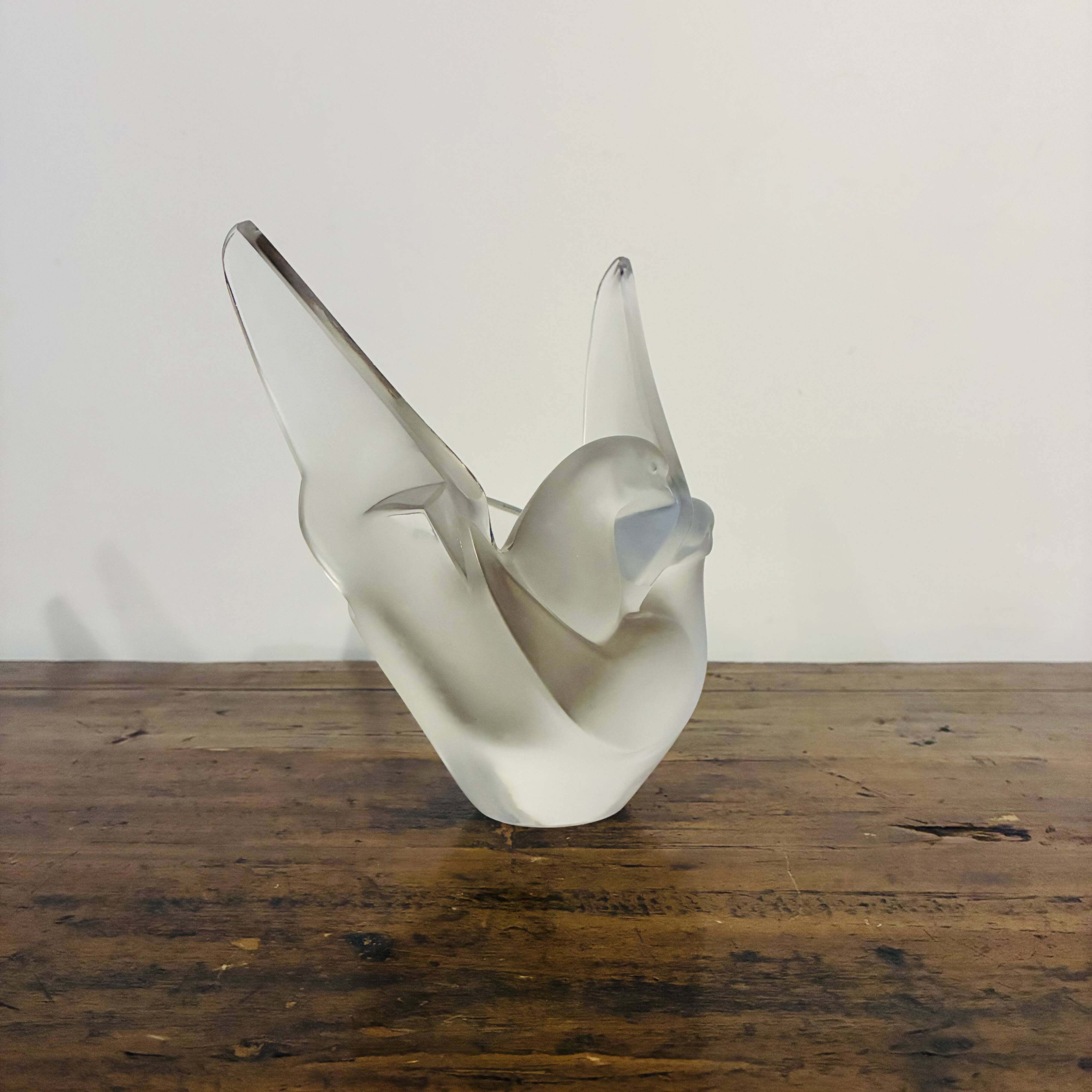 Lalique "sylvie" — dove vase in satin and polished pressed crystal
