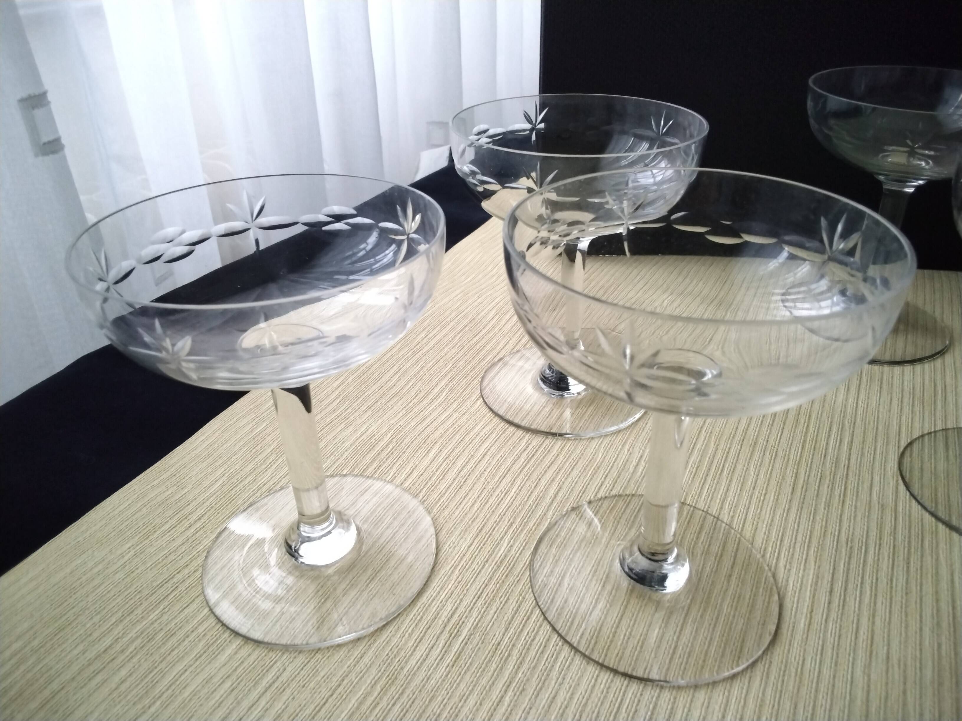 8 vintage champagne glasses Decorated with a ground frieze