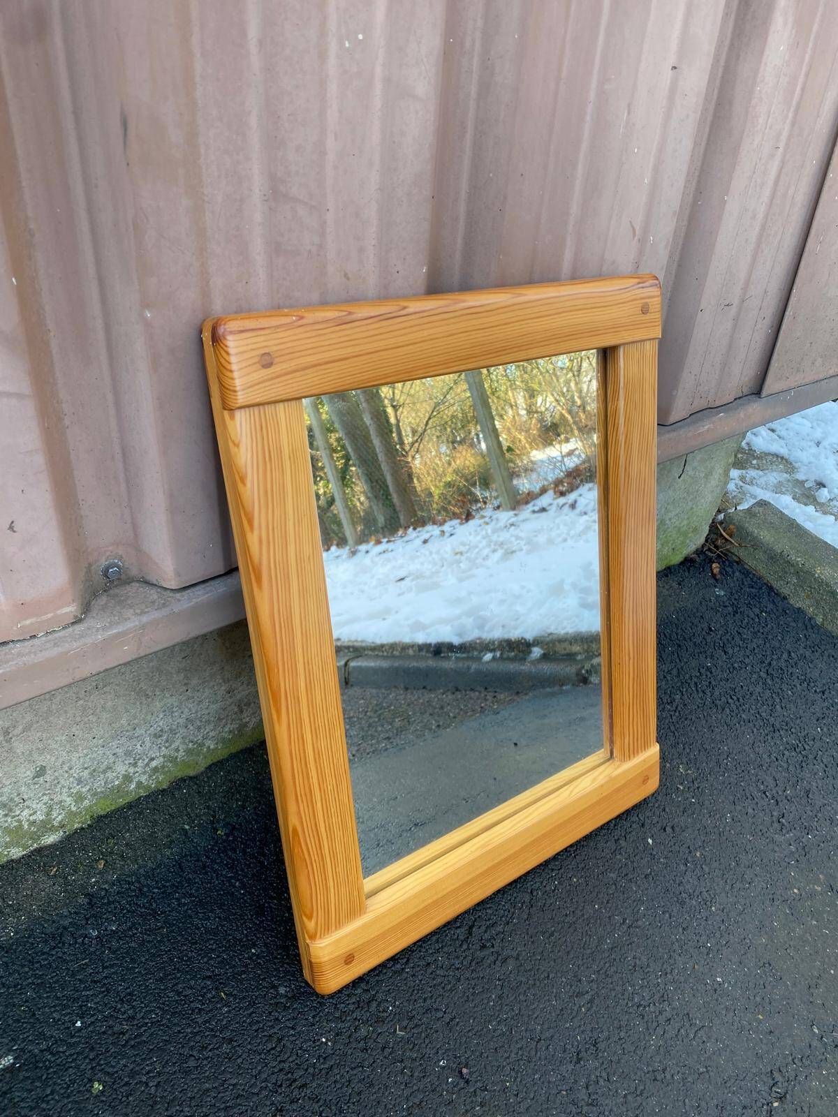 Scandinavian rectangular rounded mirror in pine 40x50cm