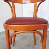 Fauteuil vintage en bois courbé : chaise de pub irlandaise en similicuir rouge des années 1970