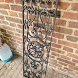 Cast-cast-or-cast door grid