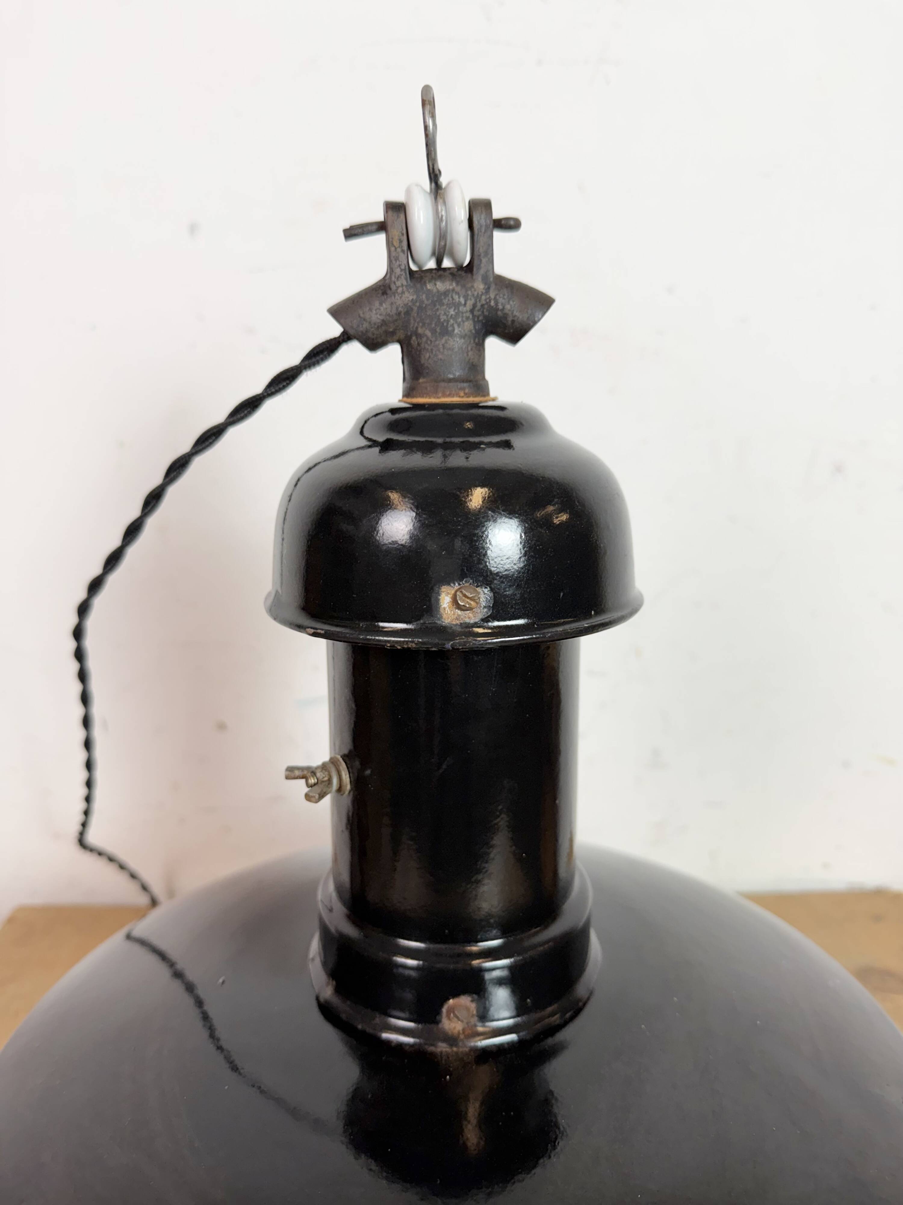 Lampe suspendue Bauhaus en émail noir industriel, années 1930