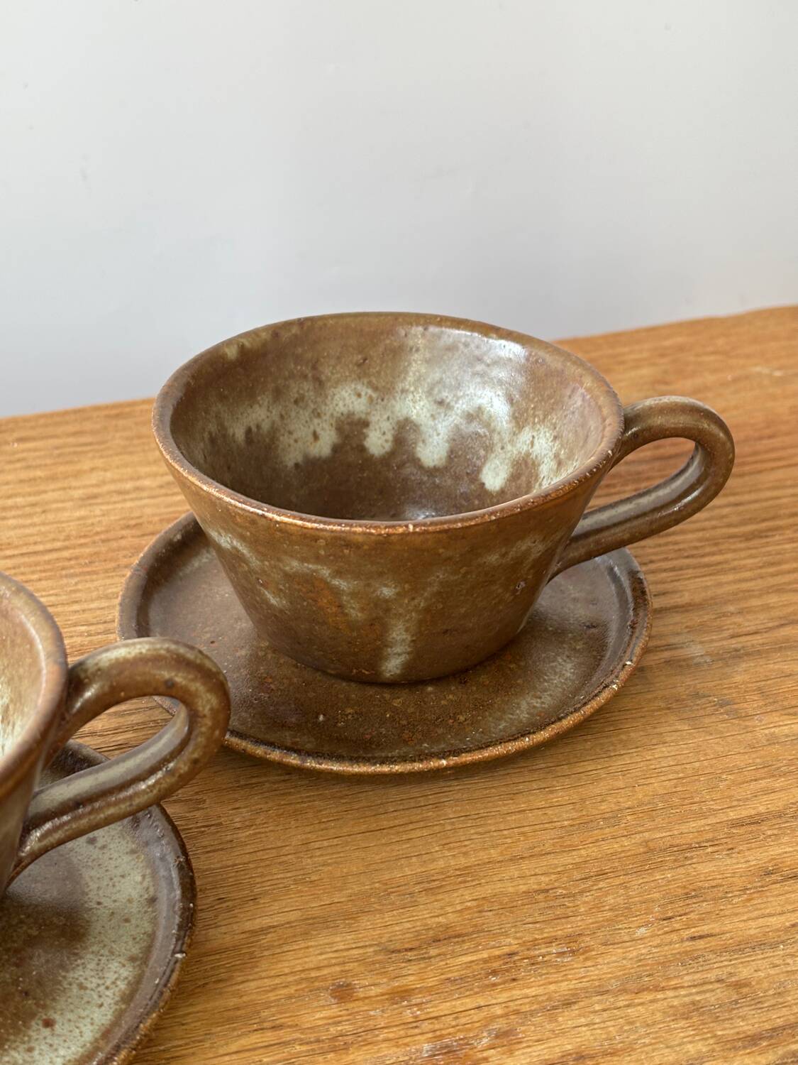 Tasses et sous-tasses en grès vintage