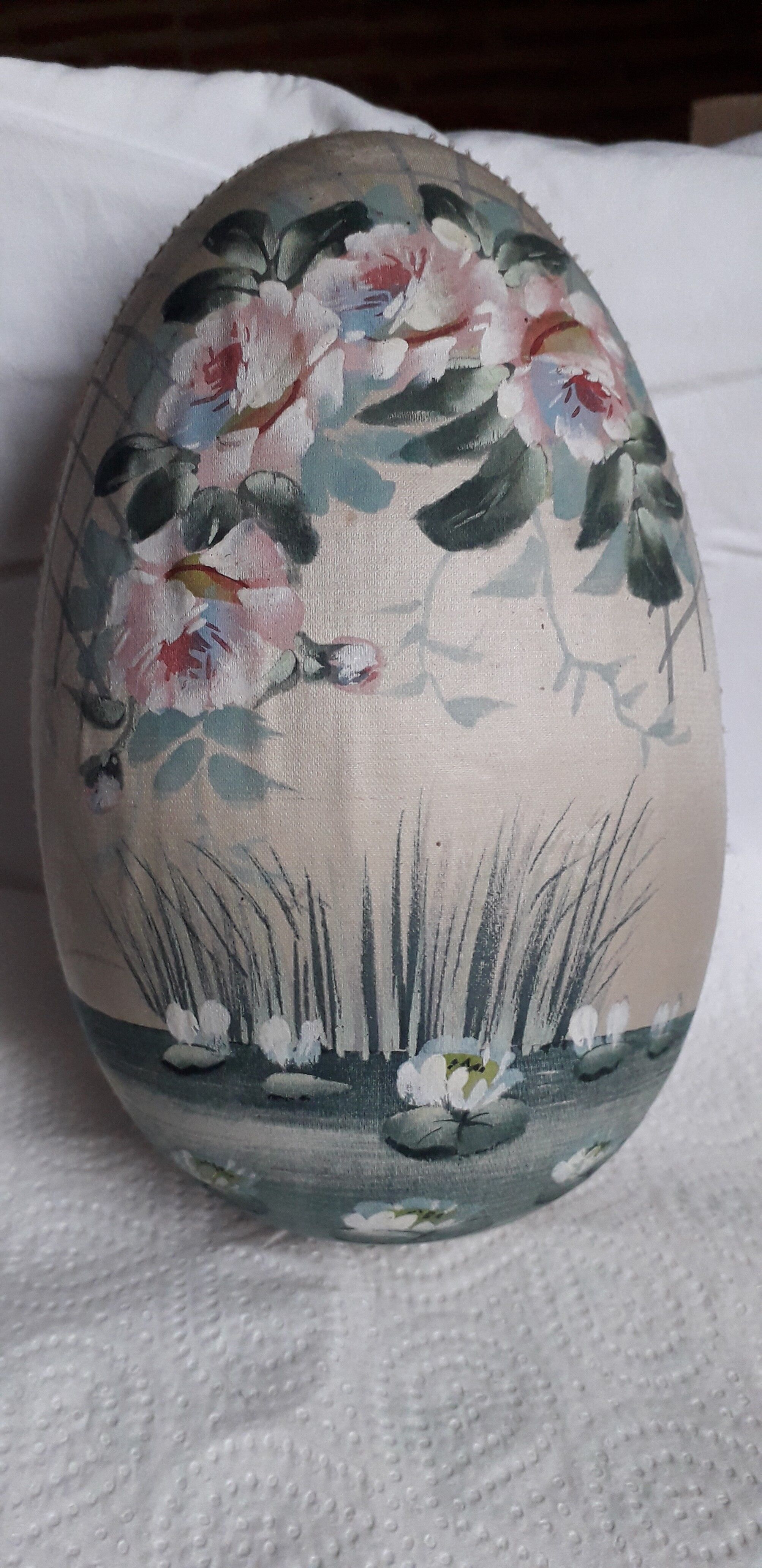 Ancient Boïte for egg-shaped treats in hand-painted silk