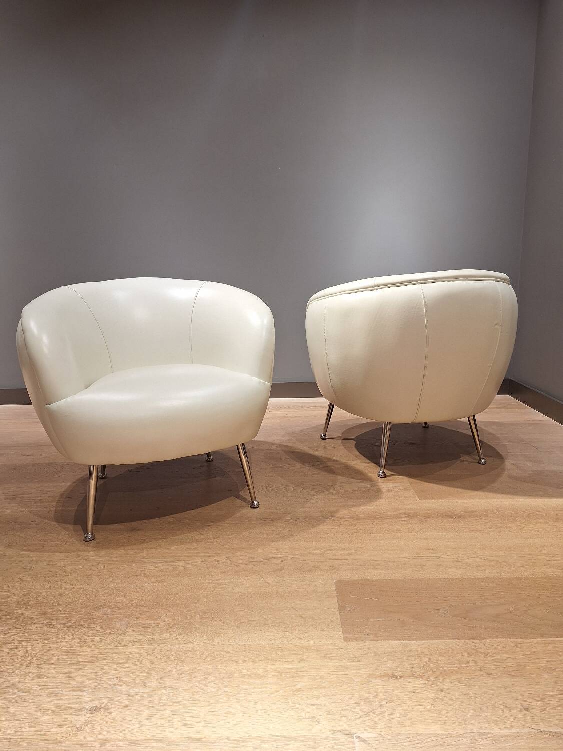 2 white leather armchairs, 1980s