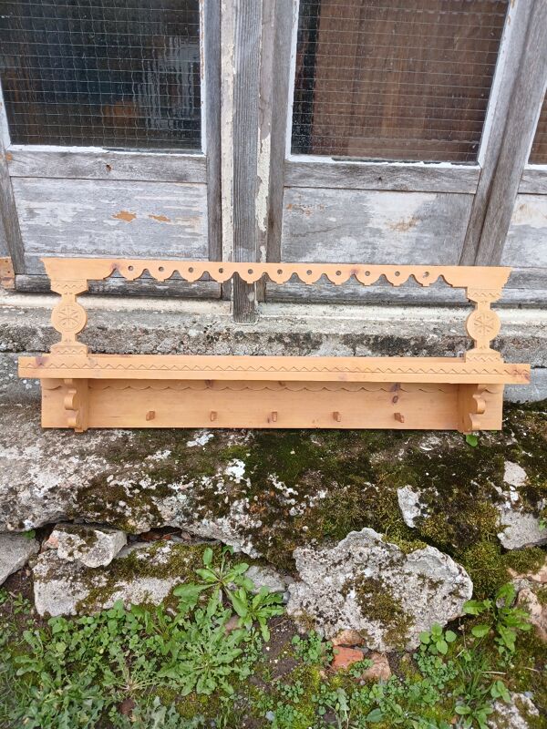 Étagère murale ancienne en bois sculpté