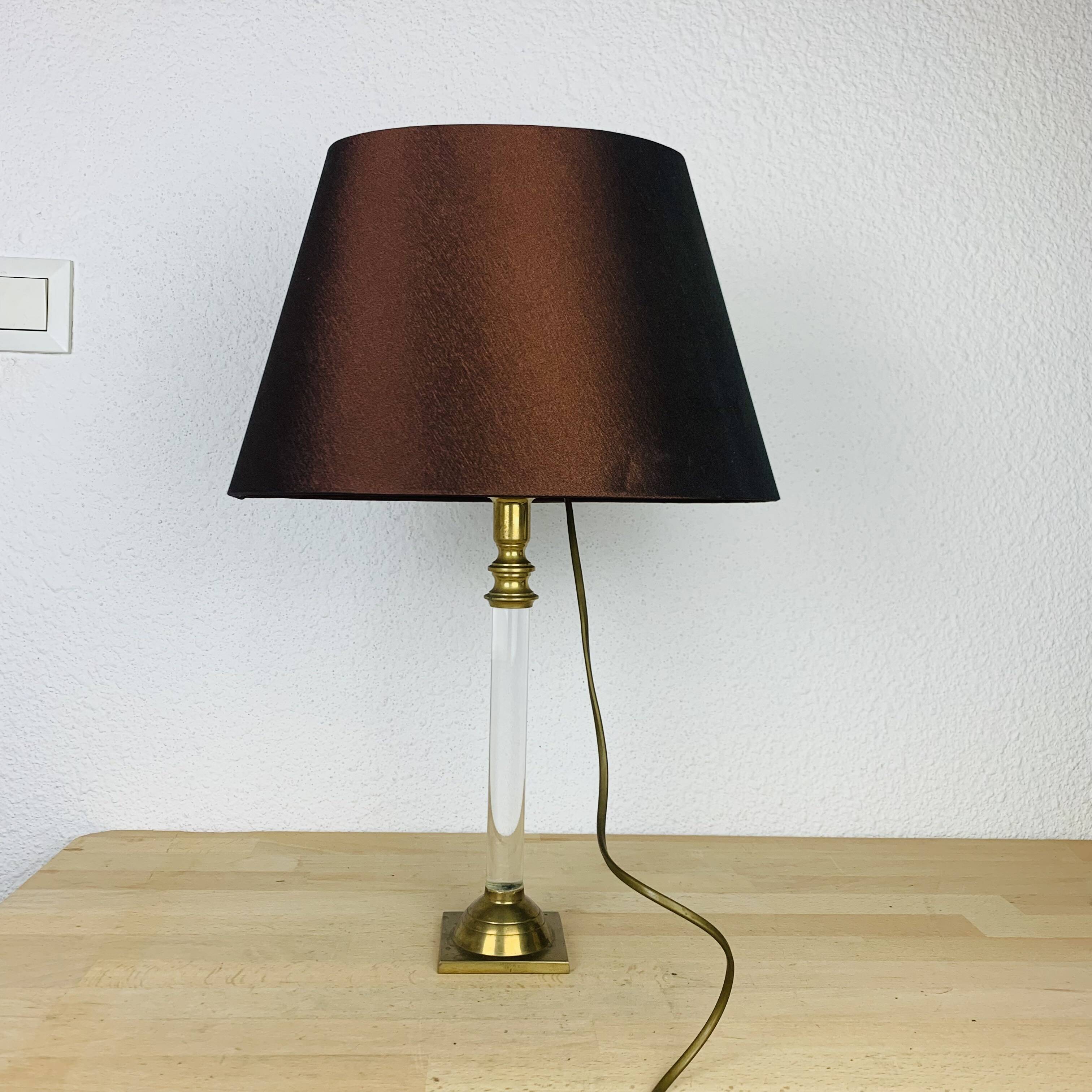 Hollywood Regency lamp in brass and plexiglass, 1970s.