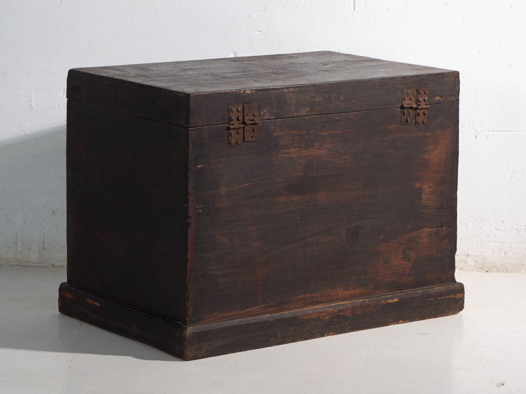 Antique chest painted in pine wood – China, around 1900