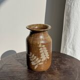 Vase en grès à motifs végétaux stylisés