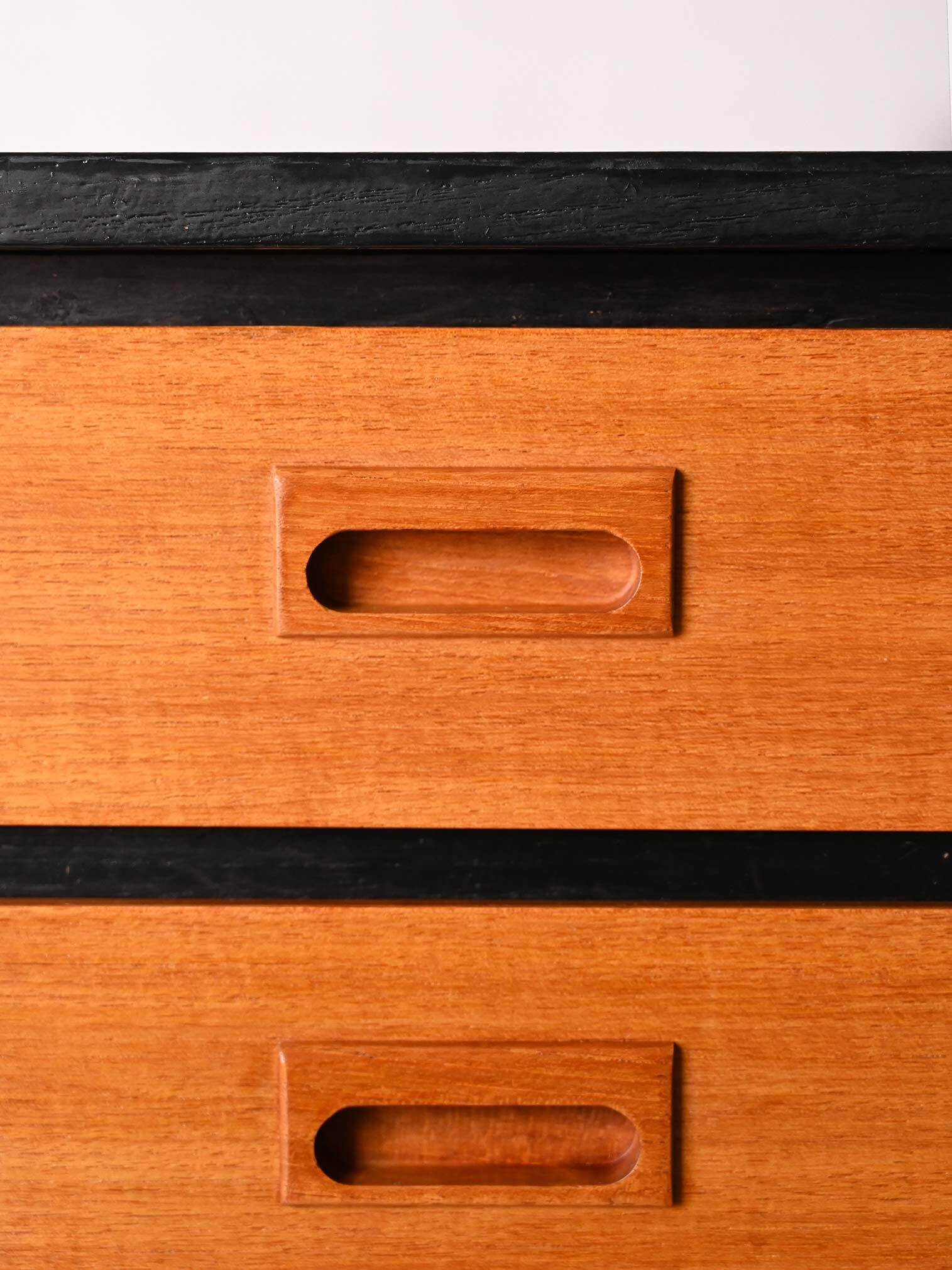 Bureau vintage avec détails noirs