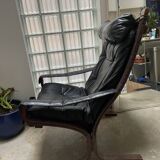Siesta armchair and footrest in leather and mahogany wood