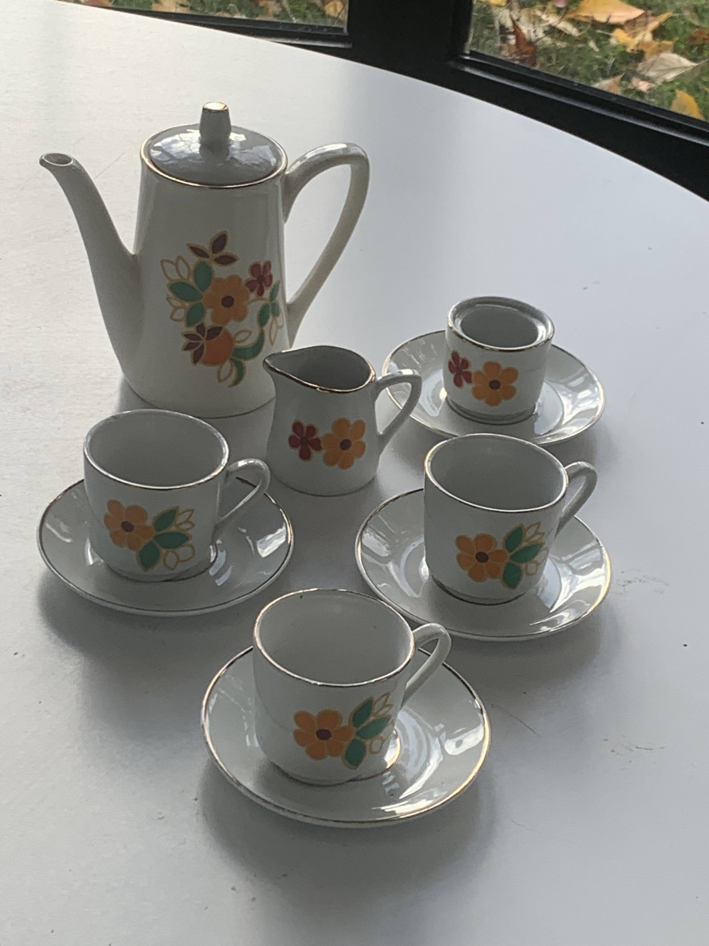 Porcelain dinette for dolls consisting of a coffee maker, cups and saucers, vintage