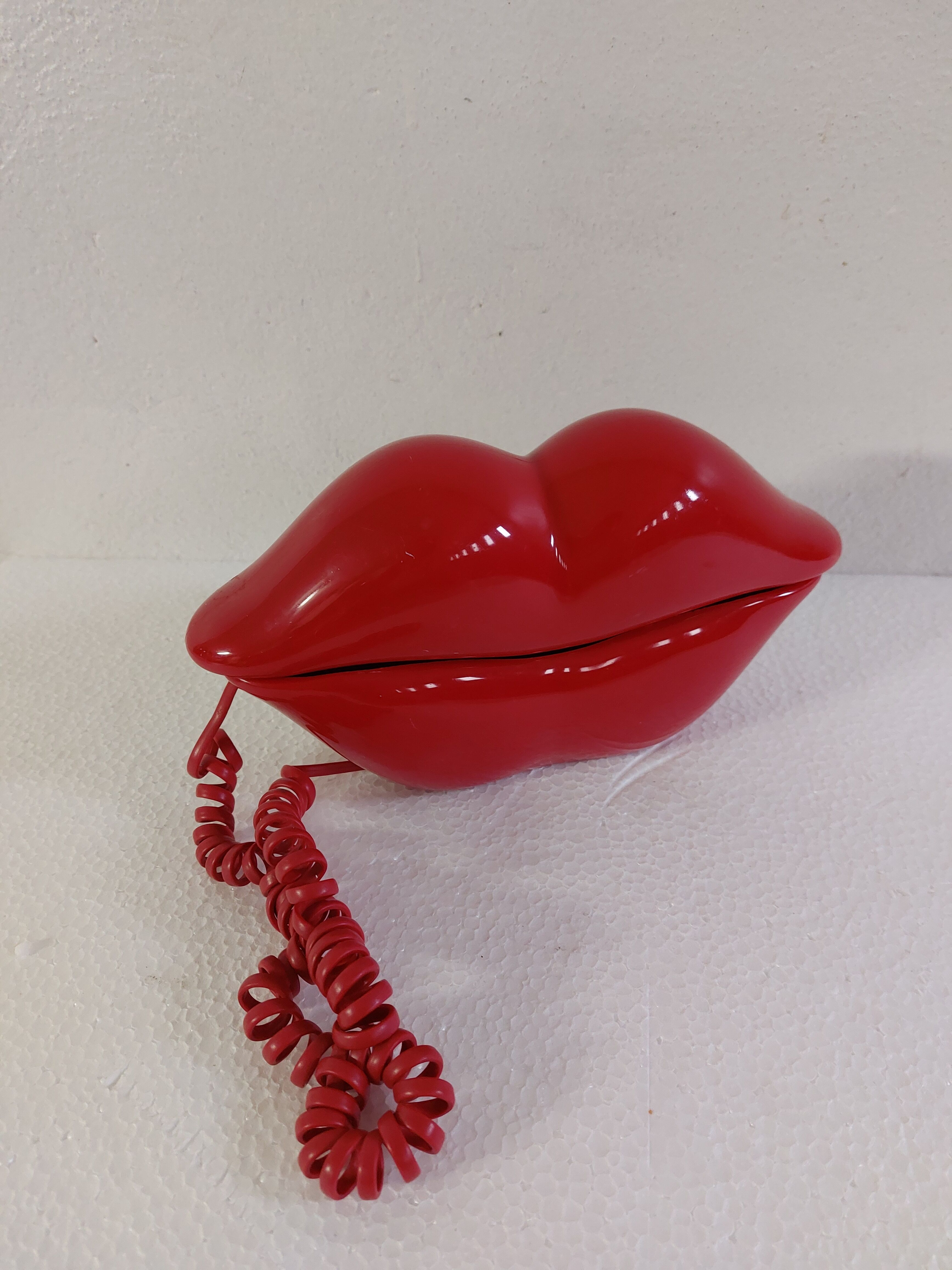 Vintage red lips phone