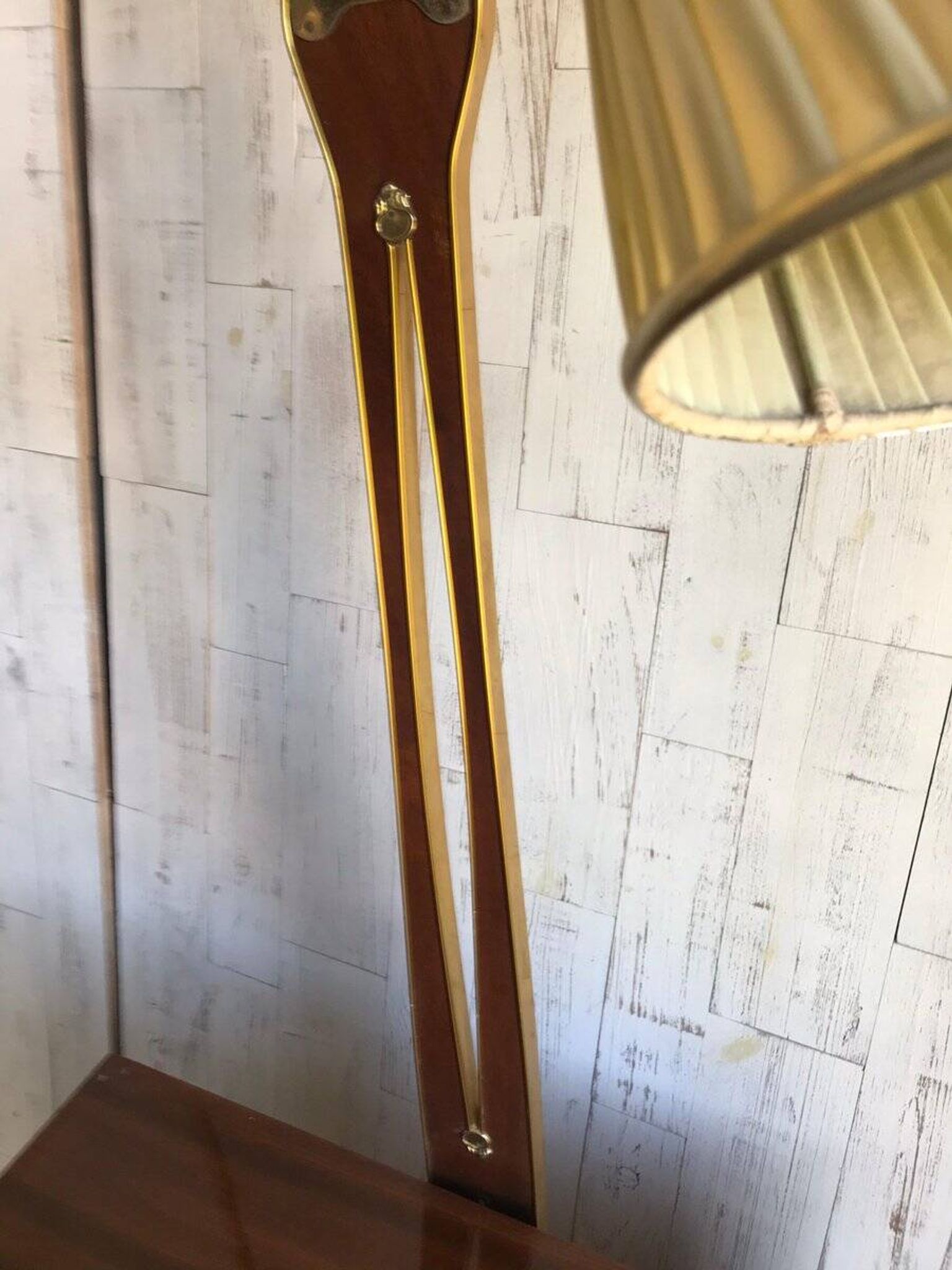 Meuble à boissons Art Déco en noyer marron avec lampe intégrée et laiton, 1950s