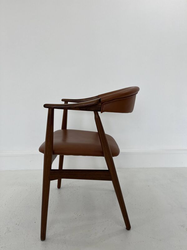 Fauteuil en teck et cuir marron par Th. Harlev, années 1960