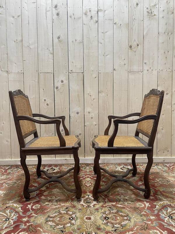 Paire de fauteuils de style Louis XIII os de mouton en cannage.