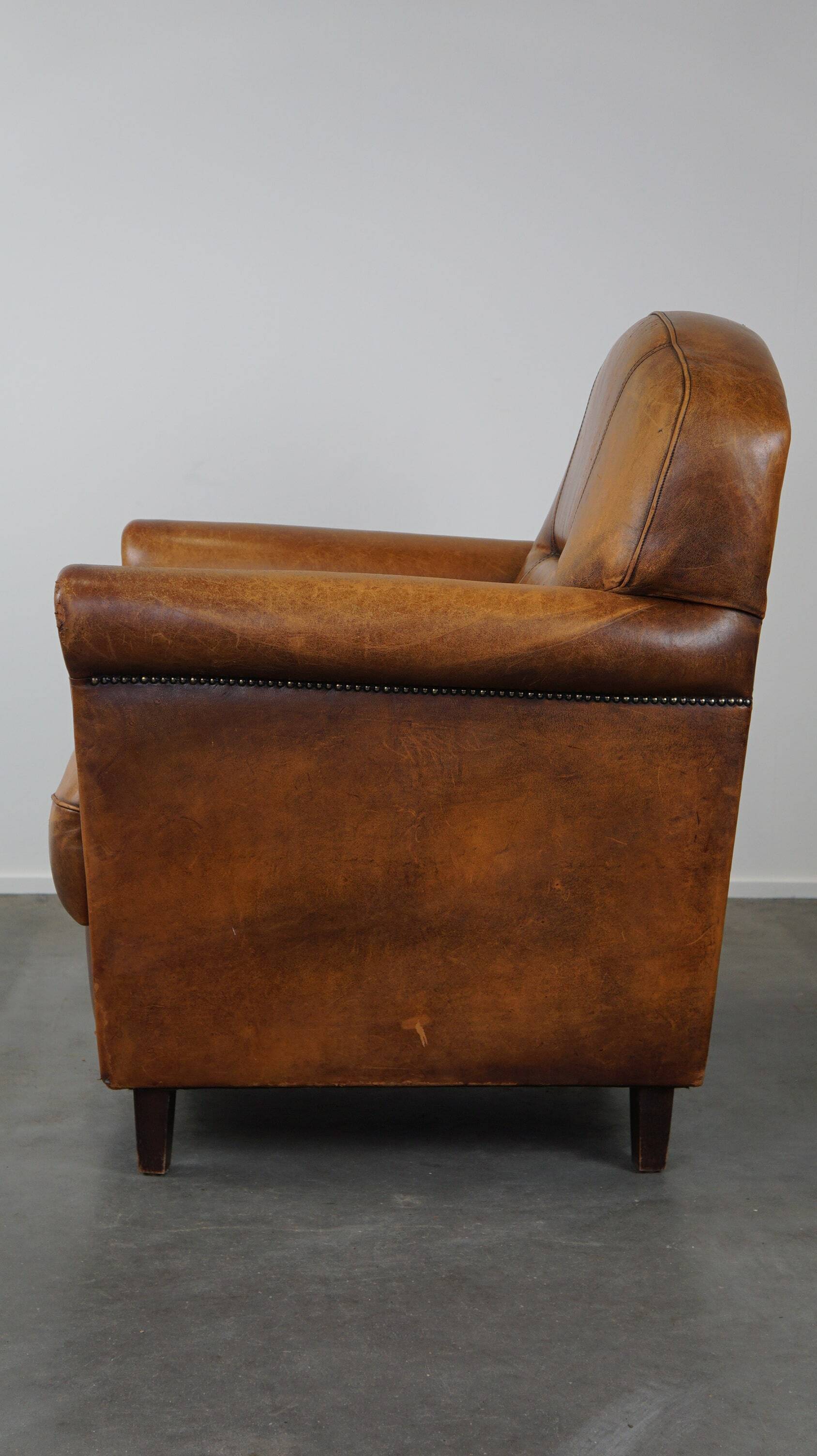 Charmant et robuste fauteuil en cuir de mouton, grand modèle