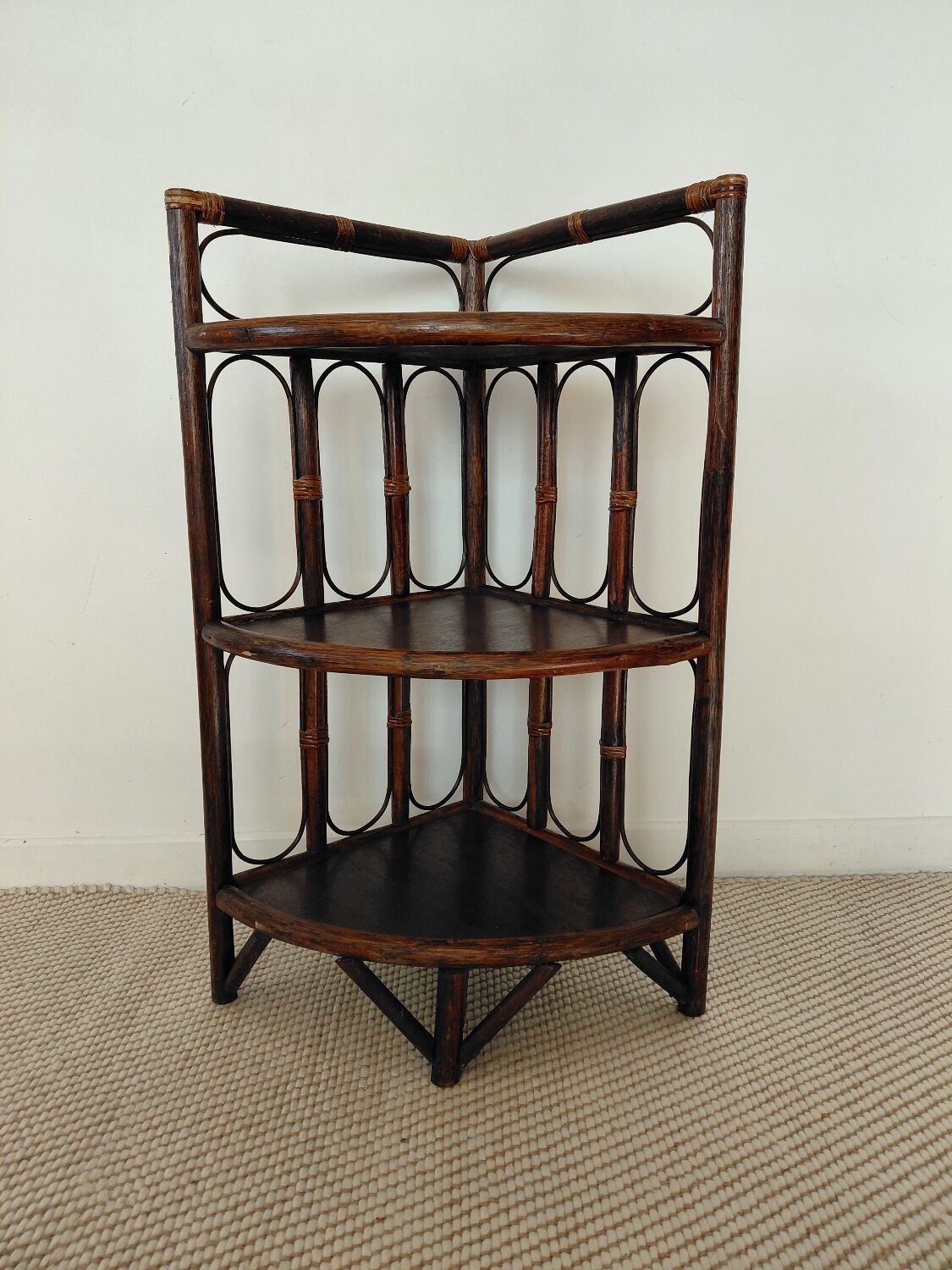 Corner shelf in rattan