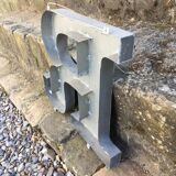 Lettre R d'enseigne en zinc grande taille