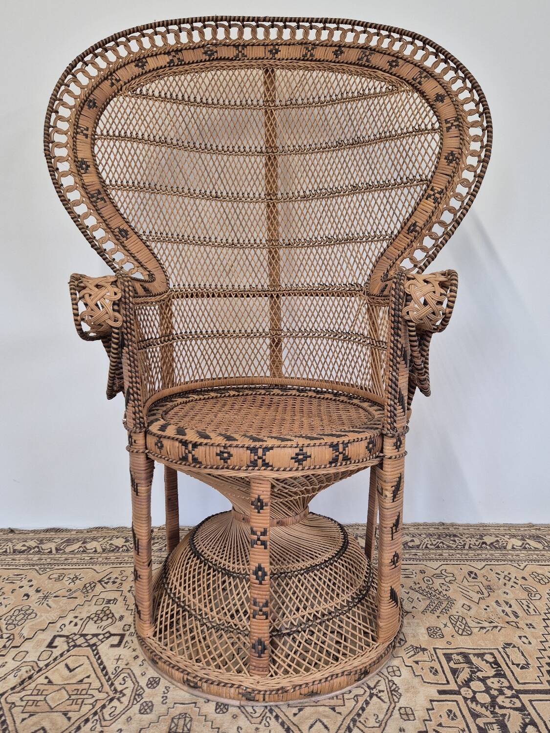Fauteuil Emmanuelle "Peacock" vintage en rotin