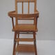 chaise haute de poupée à barreaux , bois clair