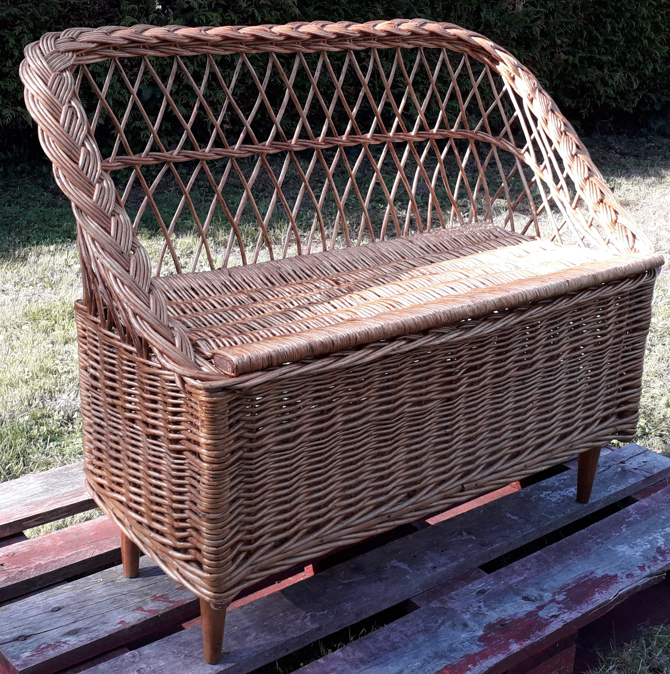 Wicker child's box bench