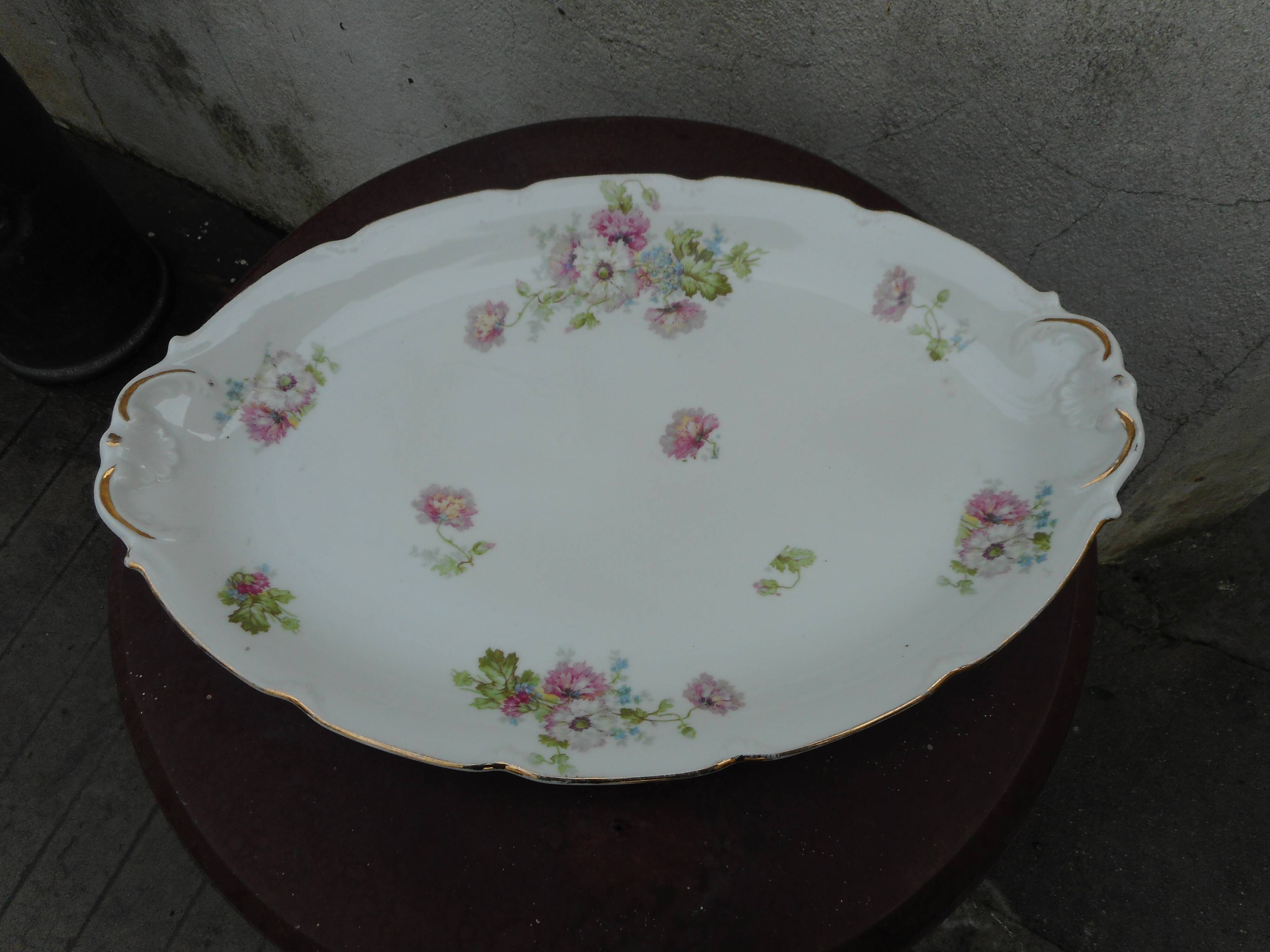 Porcelain dish decorated with flowers