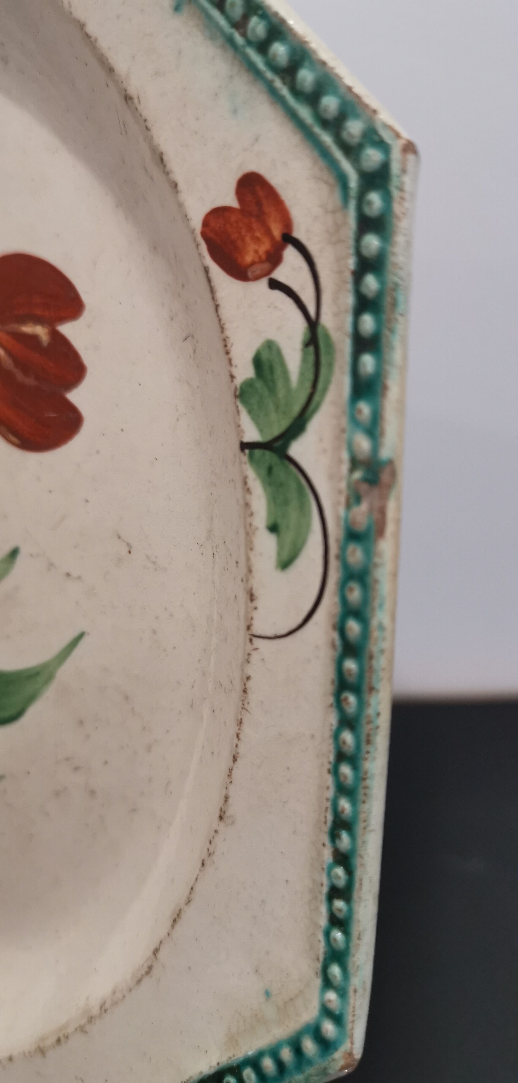 Ancienne assiette octogonale faïence fine polychrome Aumale début XIXe Empire