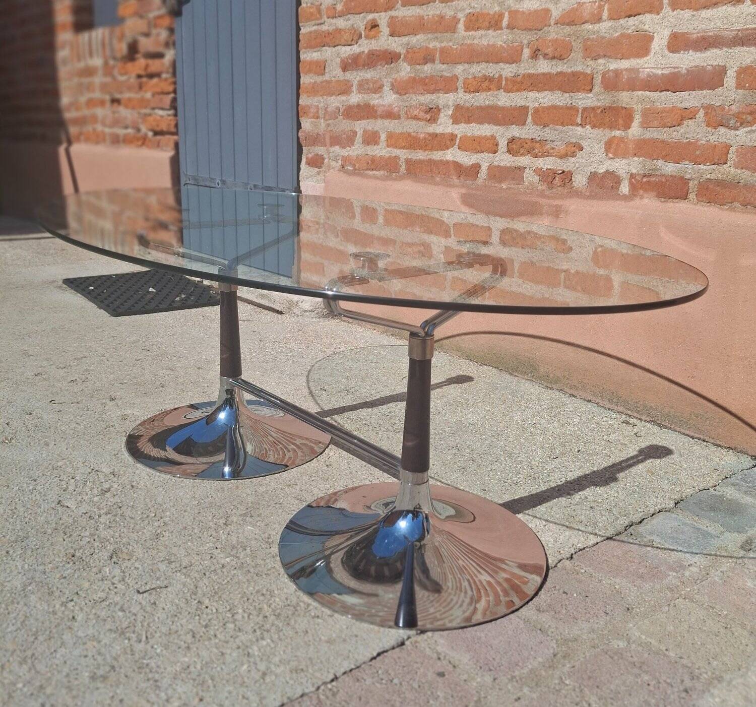 Table ovale Design années 70 – Verre, Chrome & Noyer