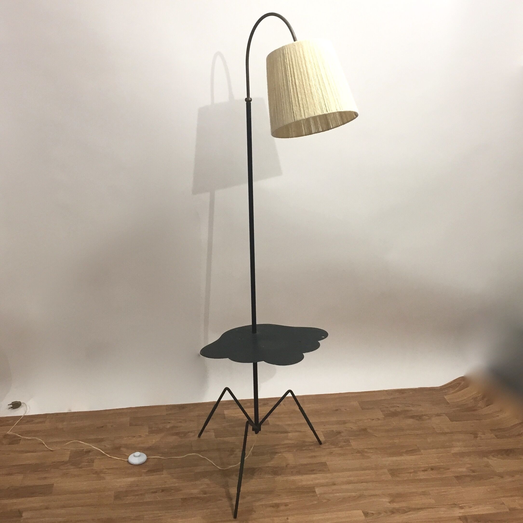 Tripod floor lamp with tablet