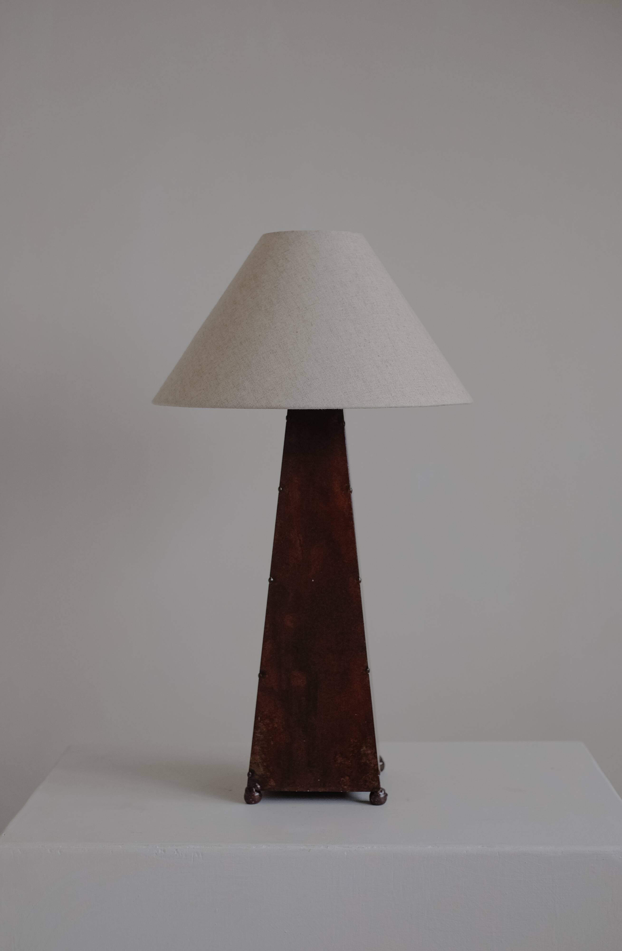 Obelisk table lamp
