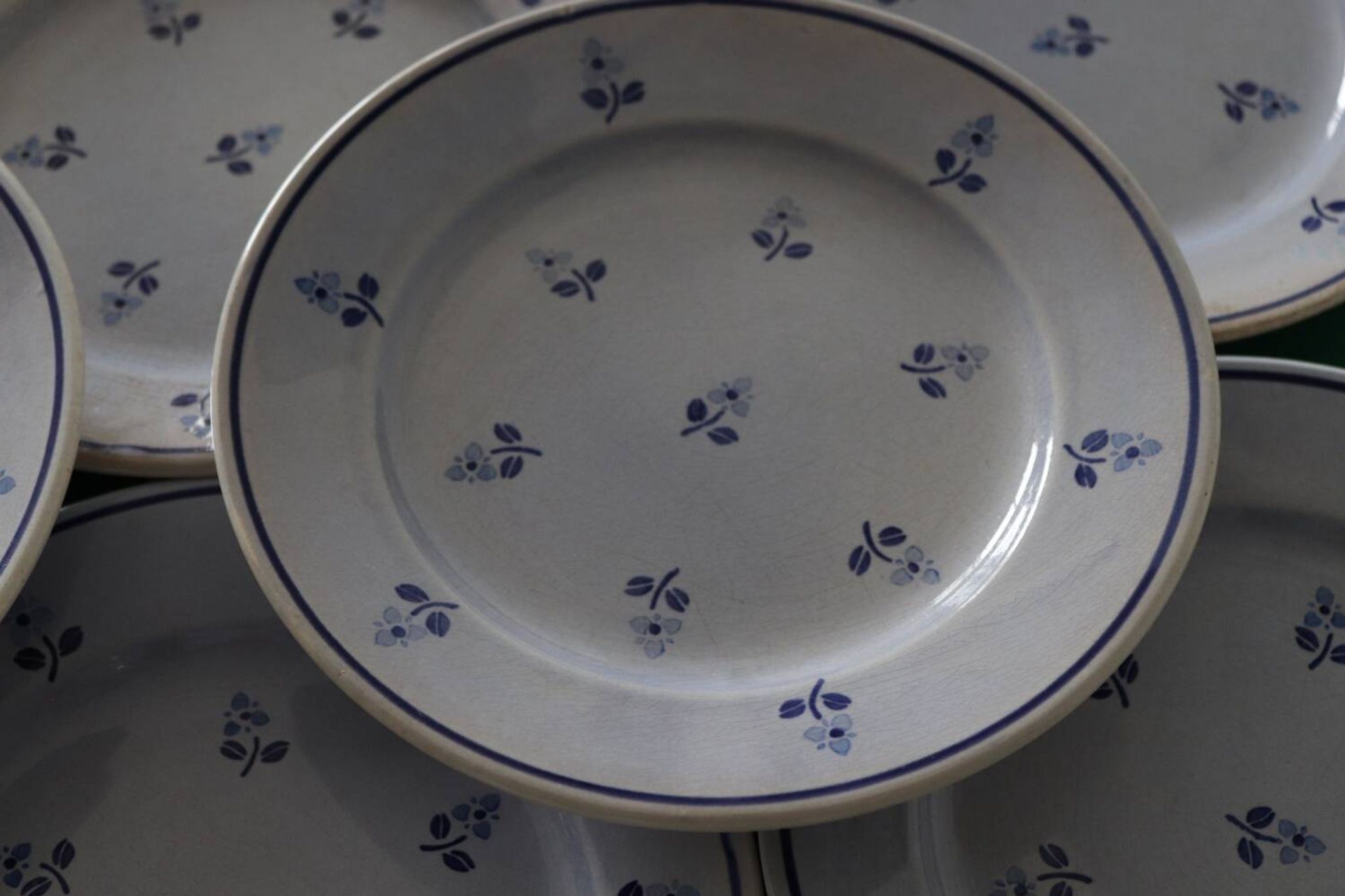 8 assiettes à dessert anciennes bleues fleuries faïencerie nouvelle