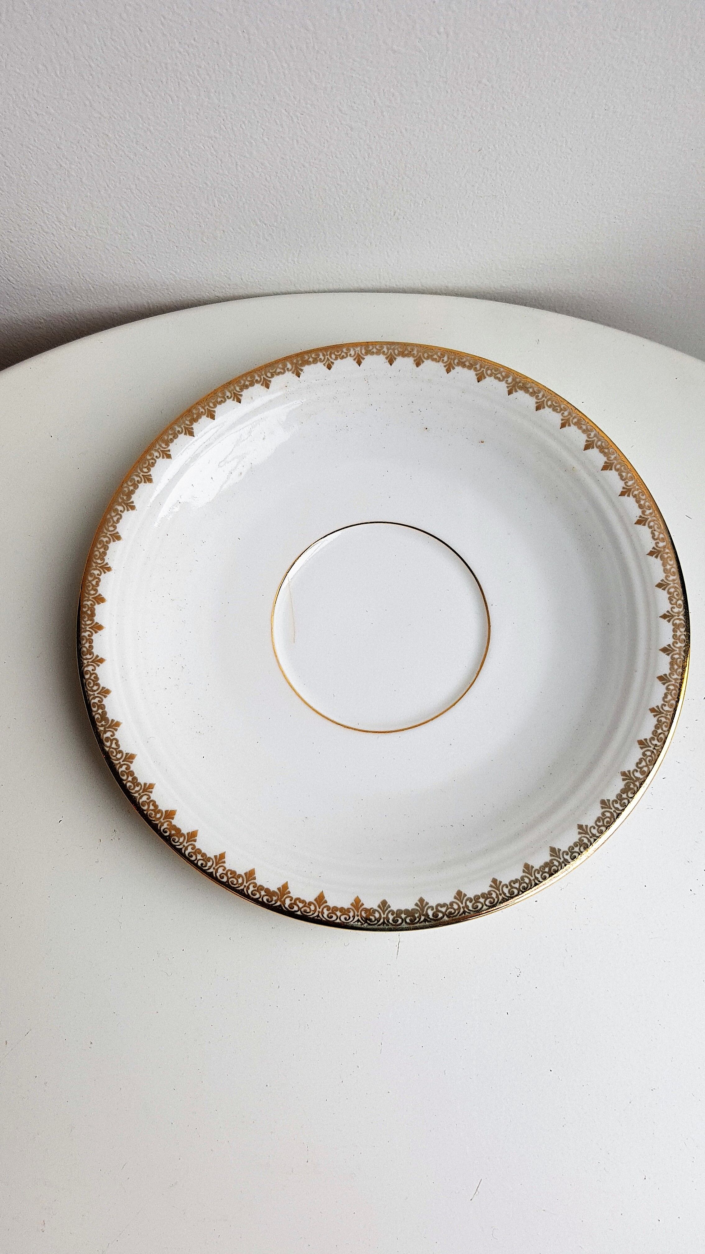 Series of 4 cups and saucers in white porcelain