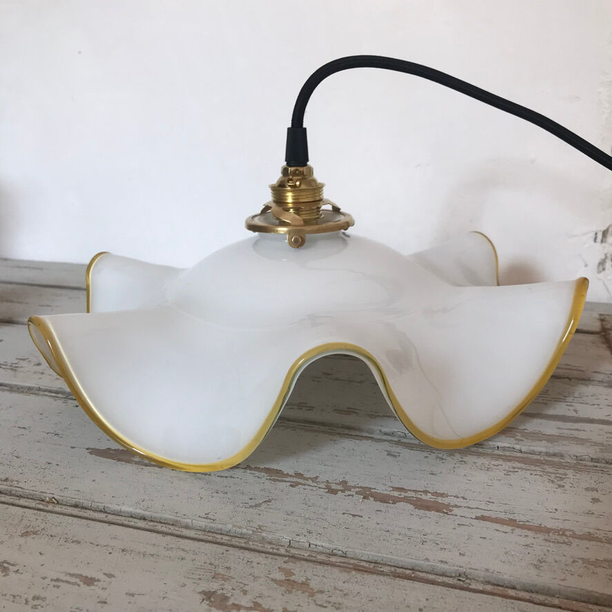 White and yellow opaline suspension