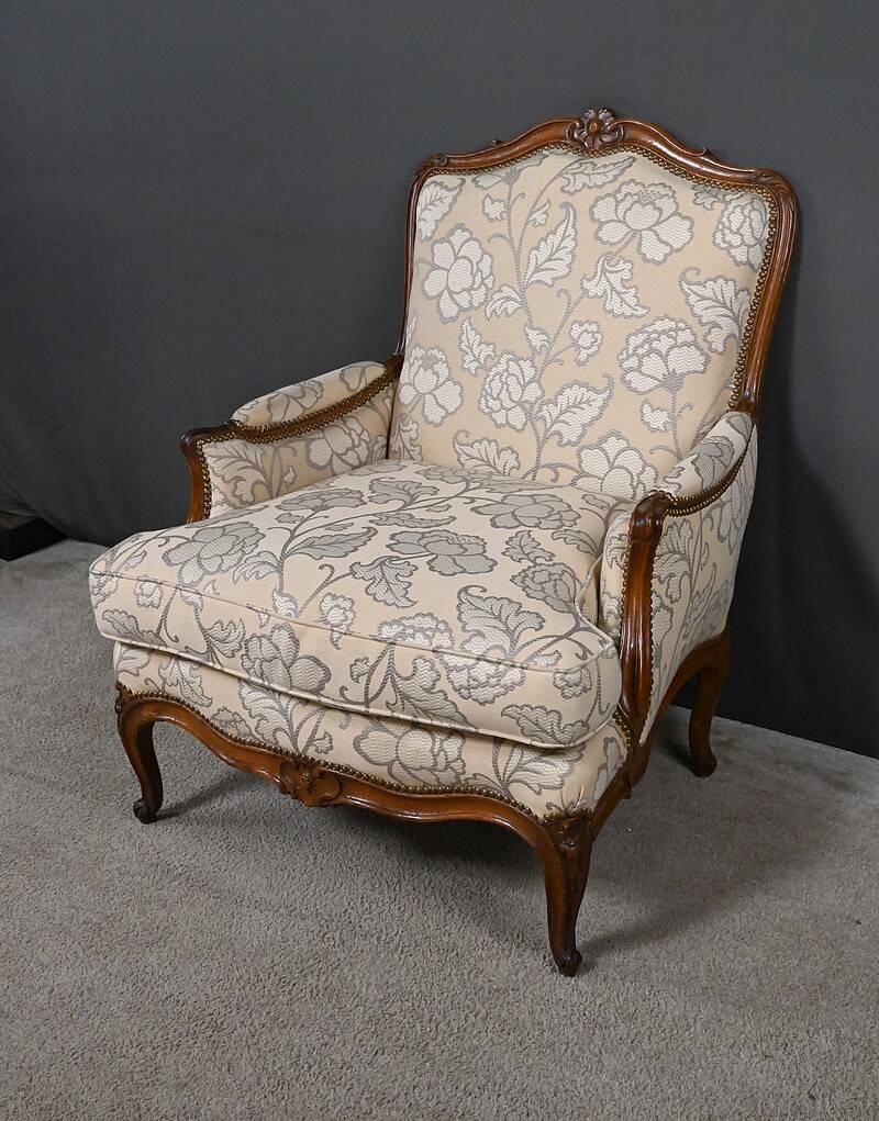 Queen's bergère in carved beech, Louis XV period – mid 18th century