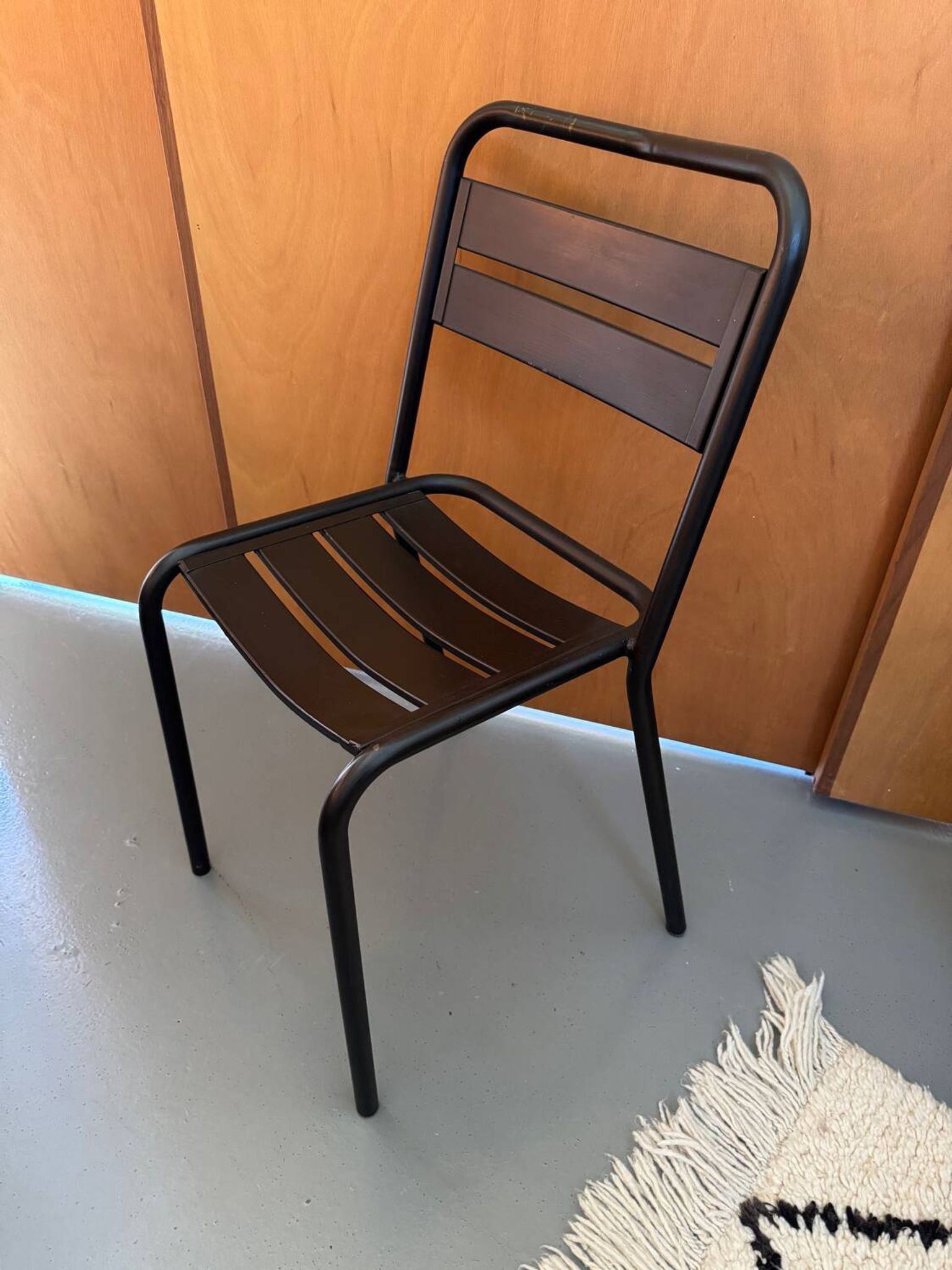 Chaise en métal à lattes noires